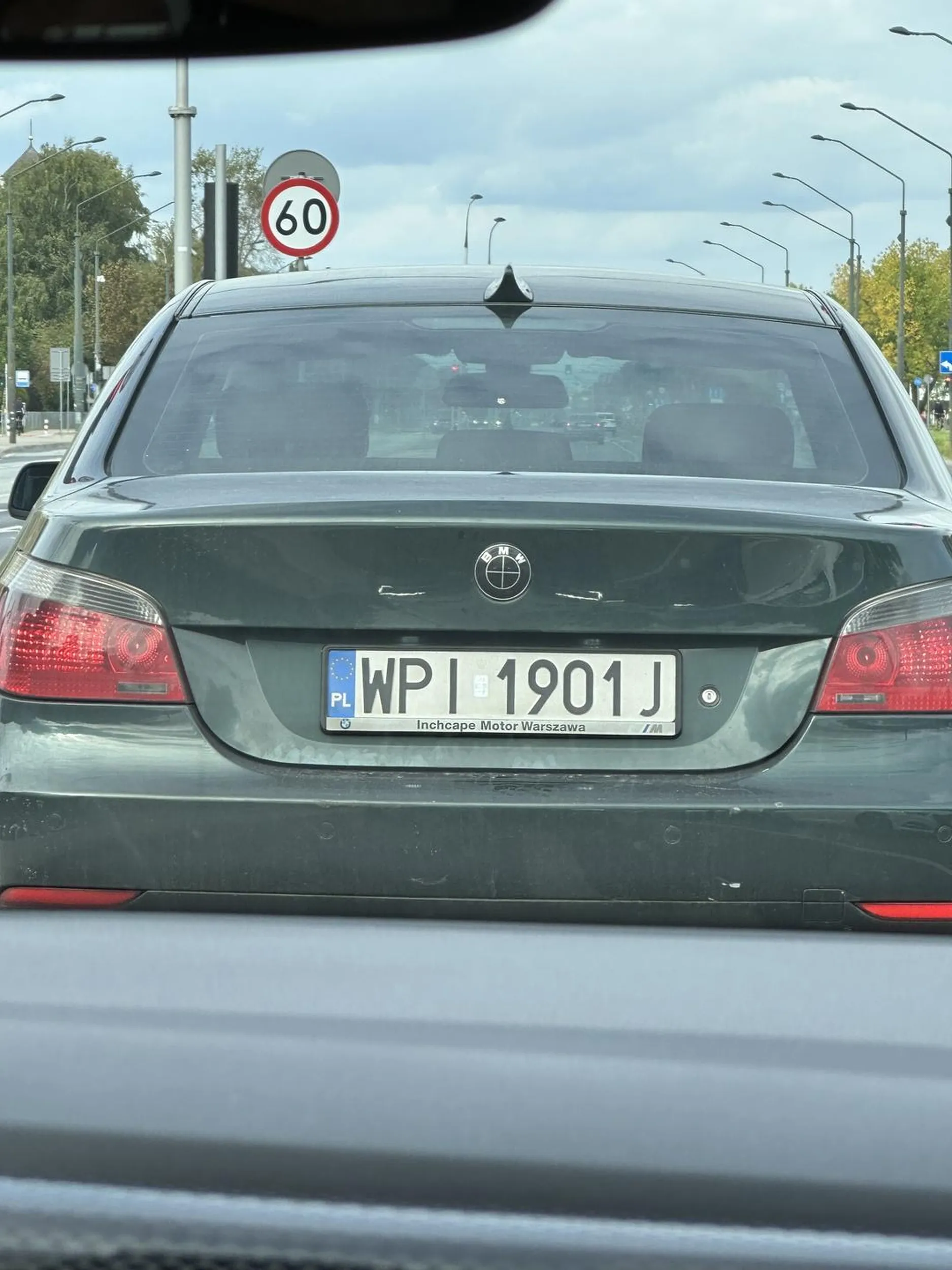 ‚Wariat rumplem z dymiącą się dupą’ niebezpiecznie prowadzi siedzi metr na ogonie, jak ktoś chce zmienić pas to dodaje gazu i próbuje nie wpuścić