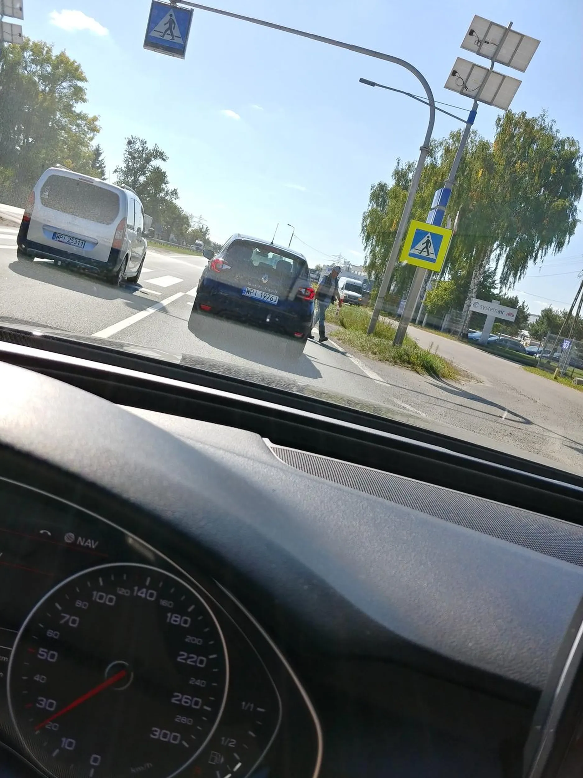 Jak sie tak Pani spieszy, że konieczny jest slalom bez kierunków po pasach, to polecam zerkanie w lusterka. Ja akurat zahamowałem, ale bywają tacy, którzy na tym skorzystają...