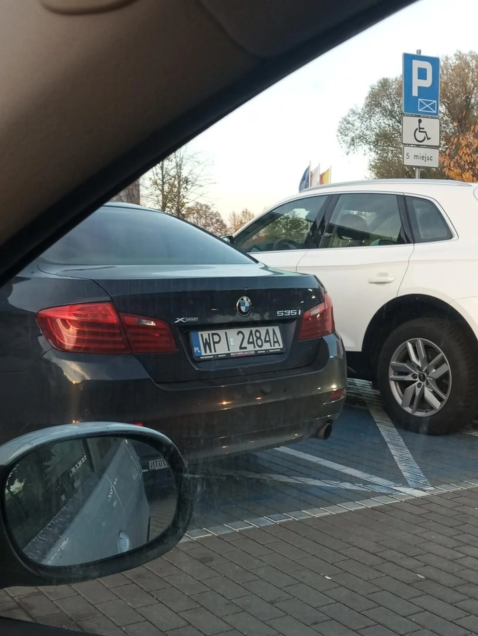 Inwalid który zdenerwowany i niezadowolony od życia ??‍♂️ Kurier wykonał pracy, a gość zamiast po prostu powiedzieć "proszę odjechać ja chcę usiąść do samochodu" zrobił tragedii i problemów. Nie powodzenia dla takich osób w życiu