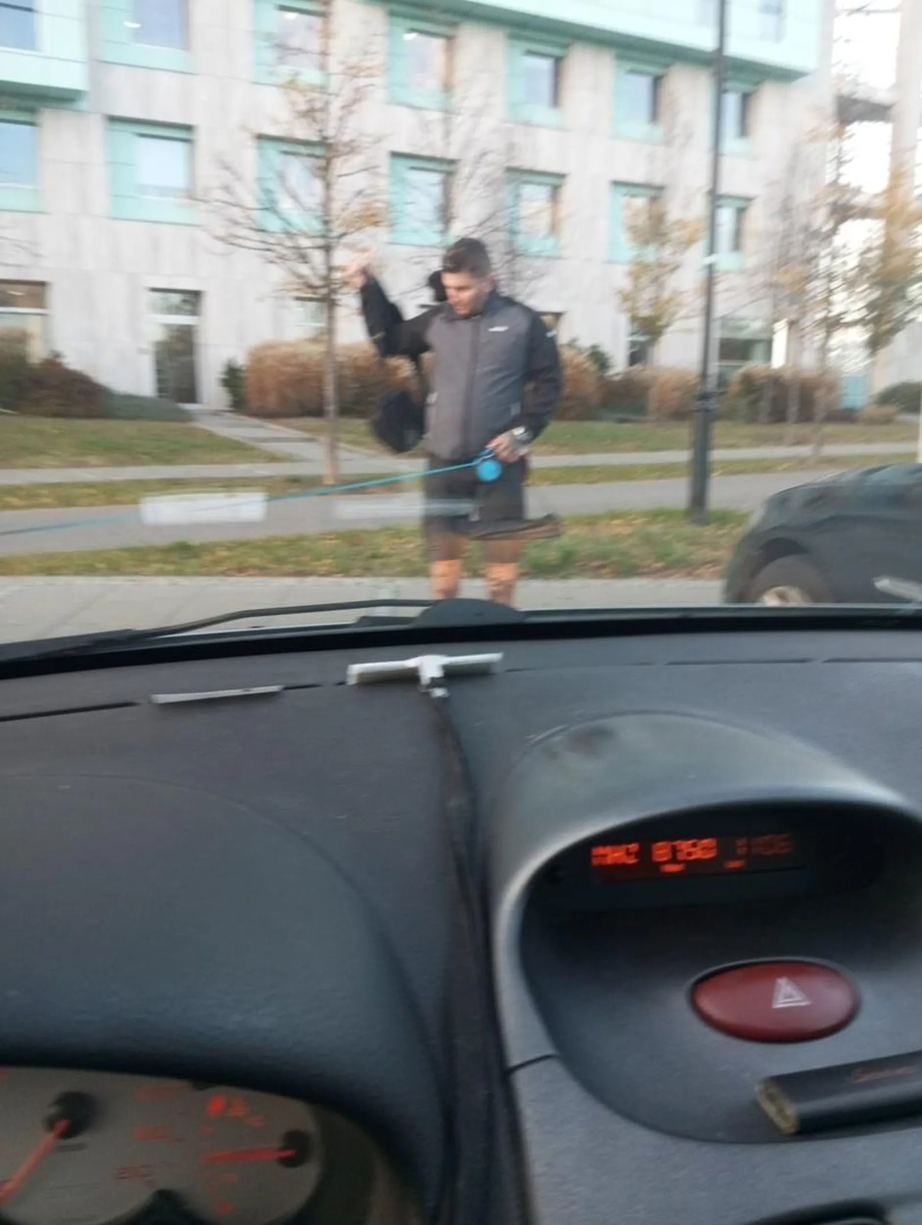 Inwalid który zdenerwowany i niezadowolony od życia ??‍♂️ Kurier wykonał pracy, a gość zamiast po prostu powiedzieć "proszę odjechać ja chcę usiąść do samochodu" zrobił tragedii i problemów. Nie powodzenia dla takich osób w życiu