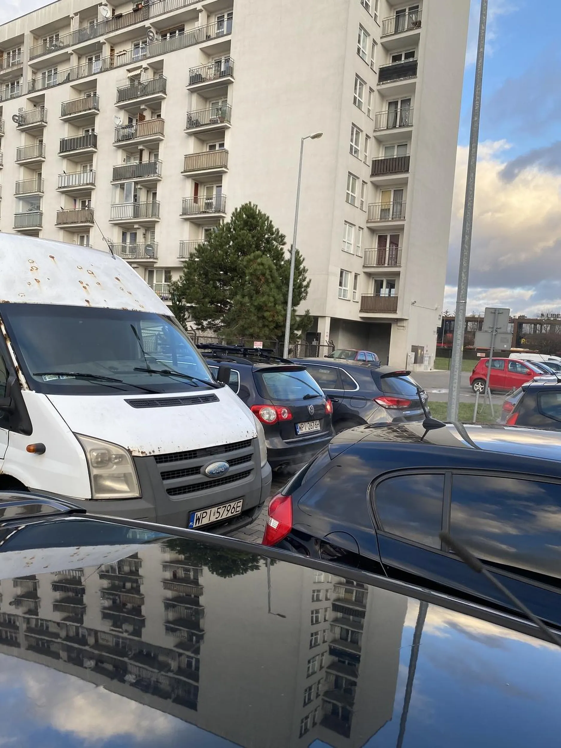 Myslalem ze sie cos pali w poblizu ze ktos stare opony utylizuje a to tylko passat parkuje i w kolo czarny ciezki dym az w oczy szczypie - jak cos takiego przechodzi kontrole techniczna???