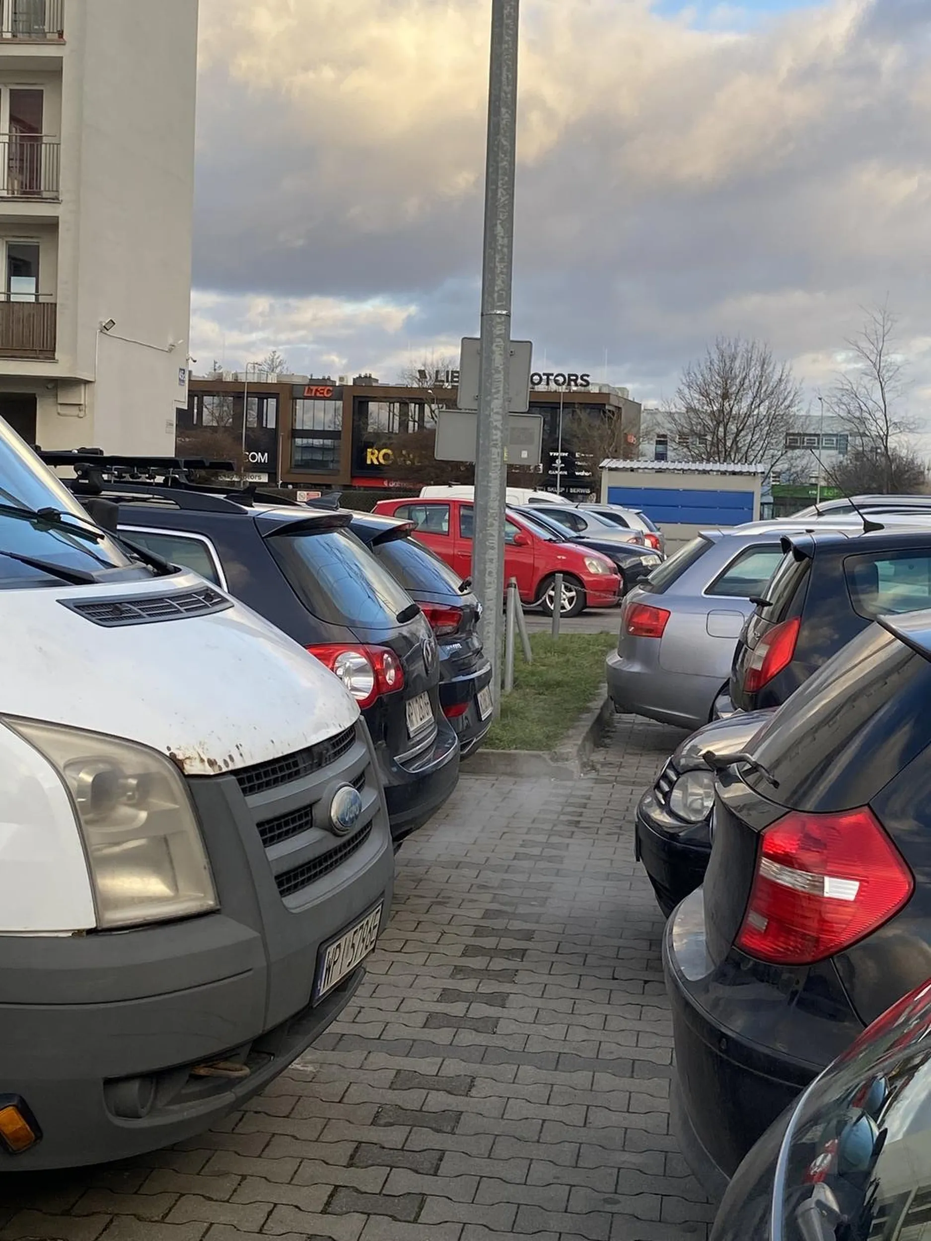 Myslalem ze sie cos pali w poblizu ze ktos stare opony utylizuje a to tylko passat parkuje i w kolo czarny ciezki dym az w oczy szczypie - jak cos takiego przechodzi kontrole techniczna???