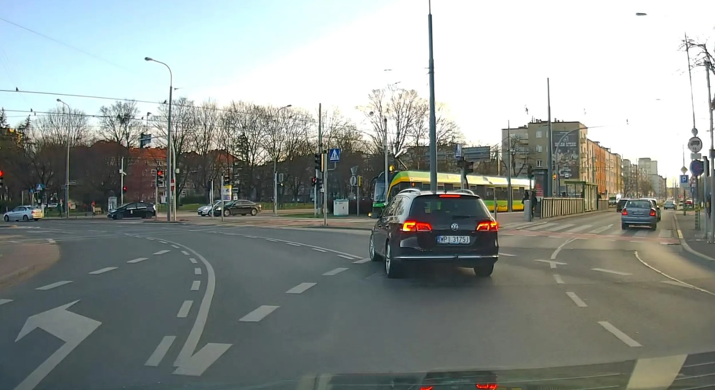 Przecież król złoty nie będzie stał w korku do skrętu w lewo na rondzie w Poznaniu tylko wbije się tam z pasa do jazdy na wprost. Mistrzunio. Lepszy niż inni.