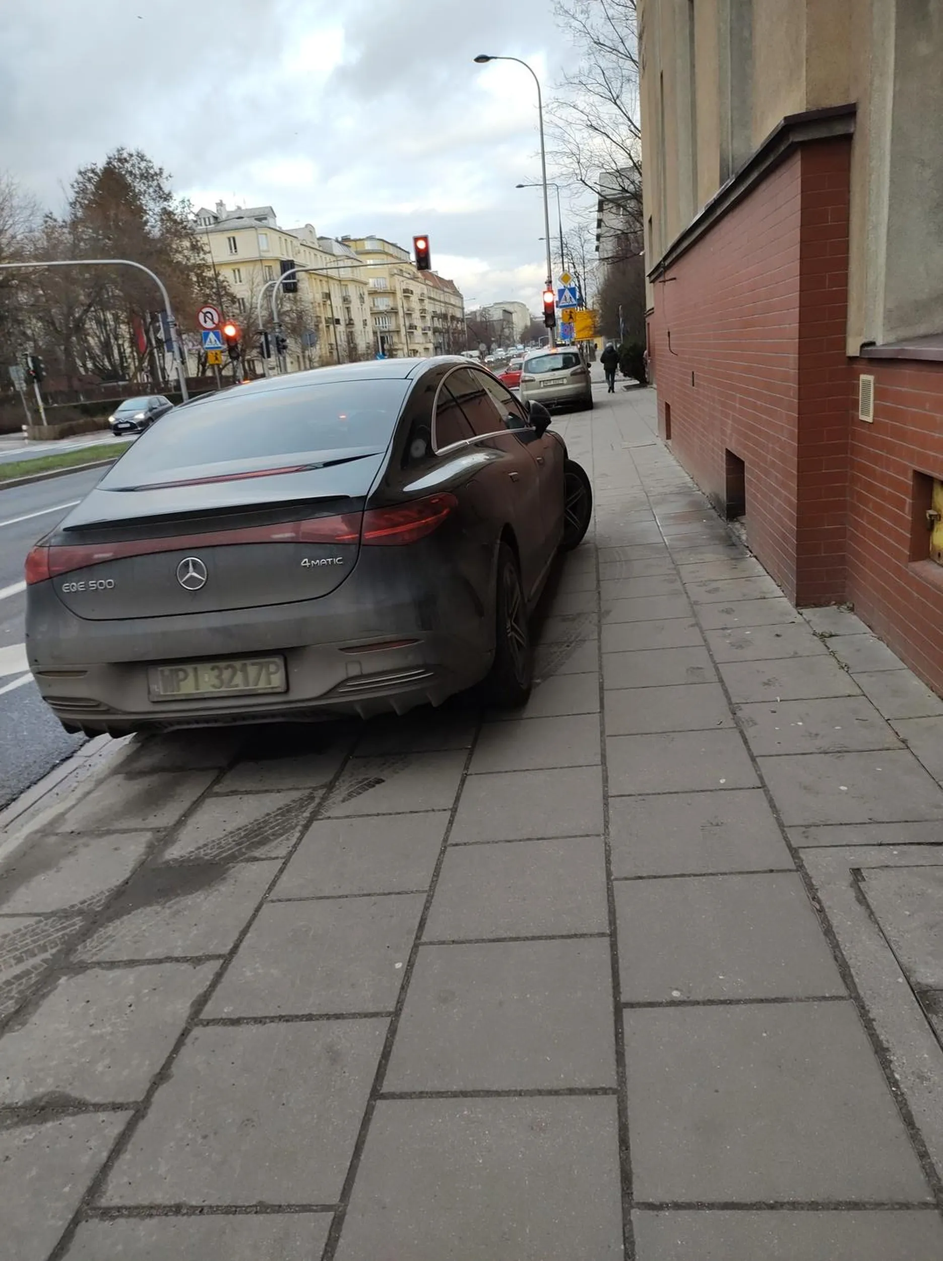 Lusterka złożone, bo jeszcze ktoś urwie czy porysuje, ale koła nie mają lakieru, więc piesi mogą się o nie spodniami ocierać. Oczywiście o 1,5m dla pieszych można pomarzyć ? Budynek po prawej to szpital onkologiczny, więc zdarza się, że poruszający się tam piesi wymagają wsparcia drugiej osoby. Kiedy idzie ktoś z naprzeciwka to robi się ciasno delikatnie mówiąc.