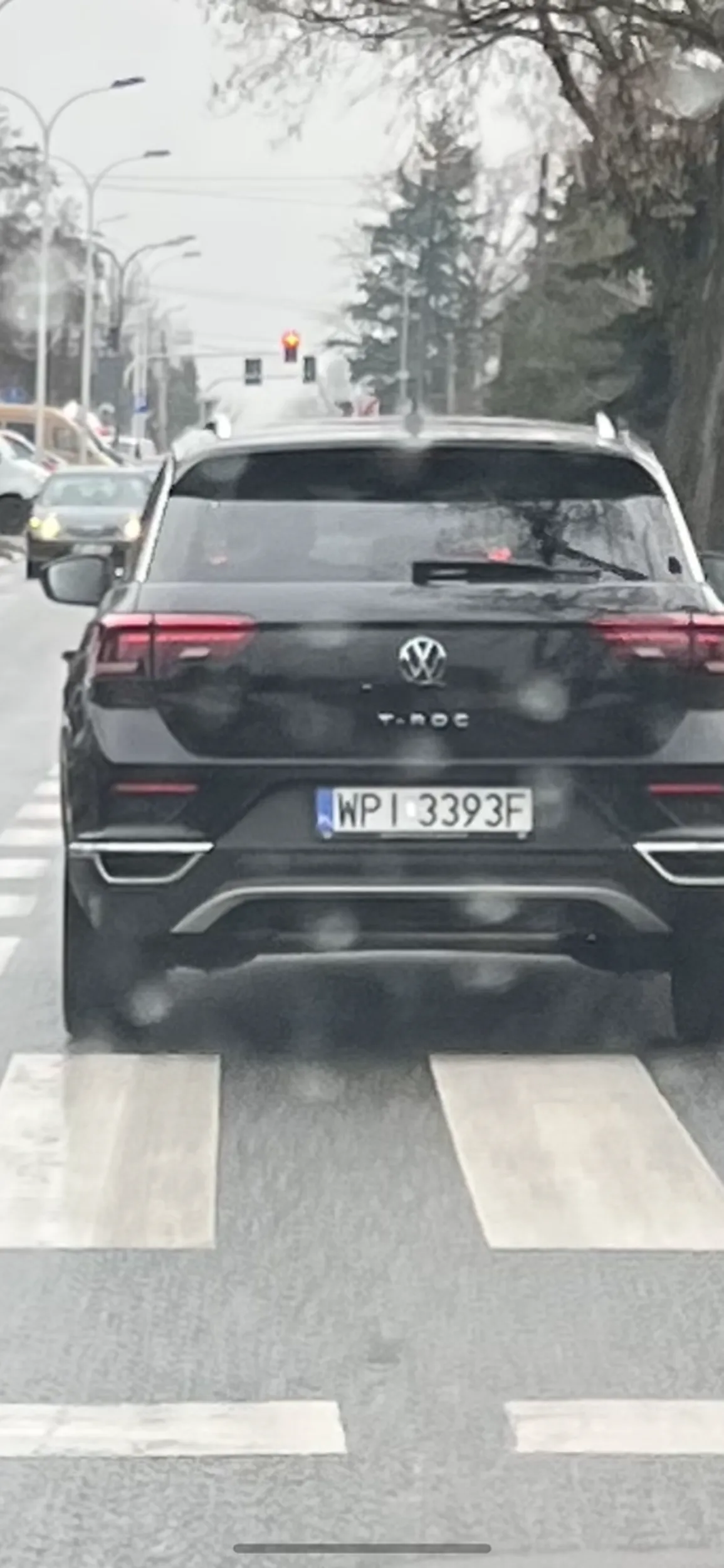 Kretynka prawie rozjechała dziecko na pasach pod szkołą!!!