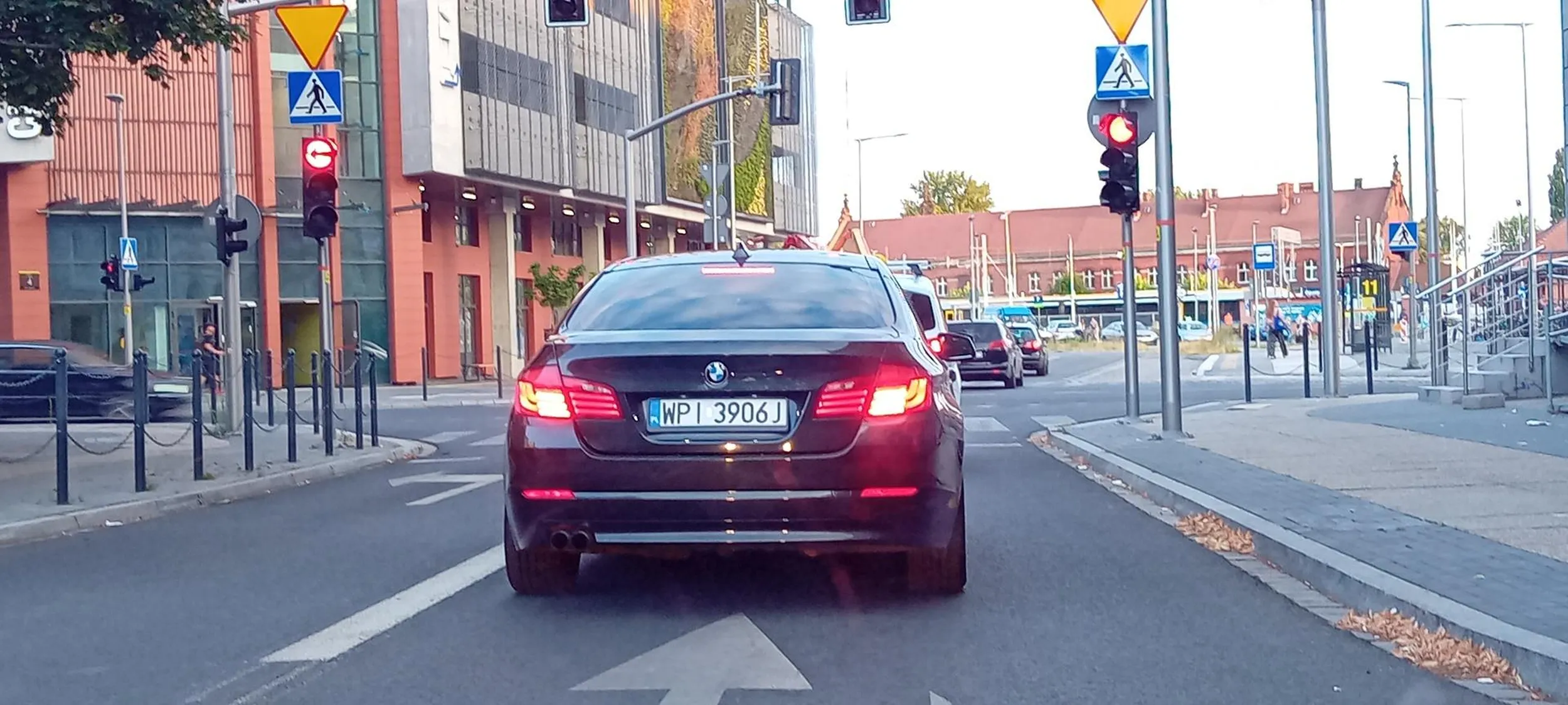 Nie umie prowadzić auta, wjeżdża na pasy kiedy idą ludzie ścina każdy zakręt jaki może. Proszę uważać na tego kierowce. (Kierowca BMW)
