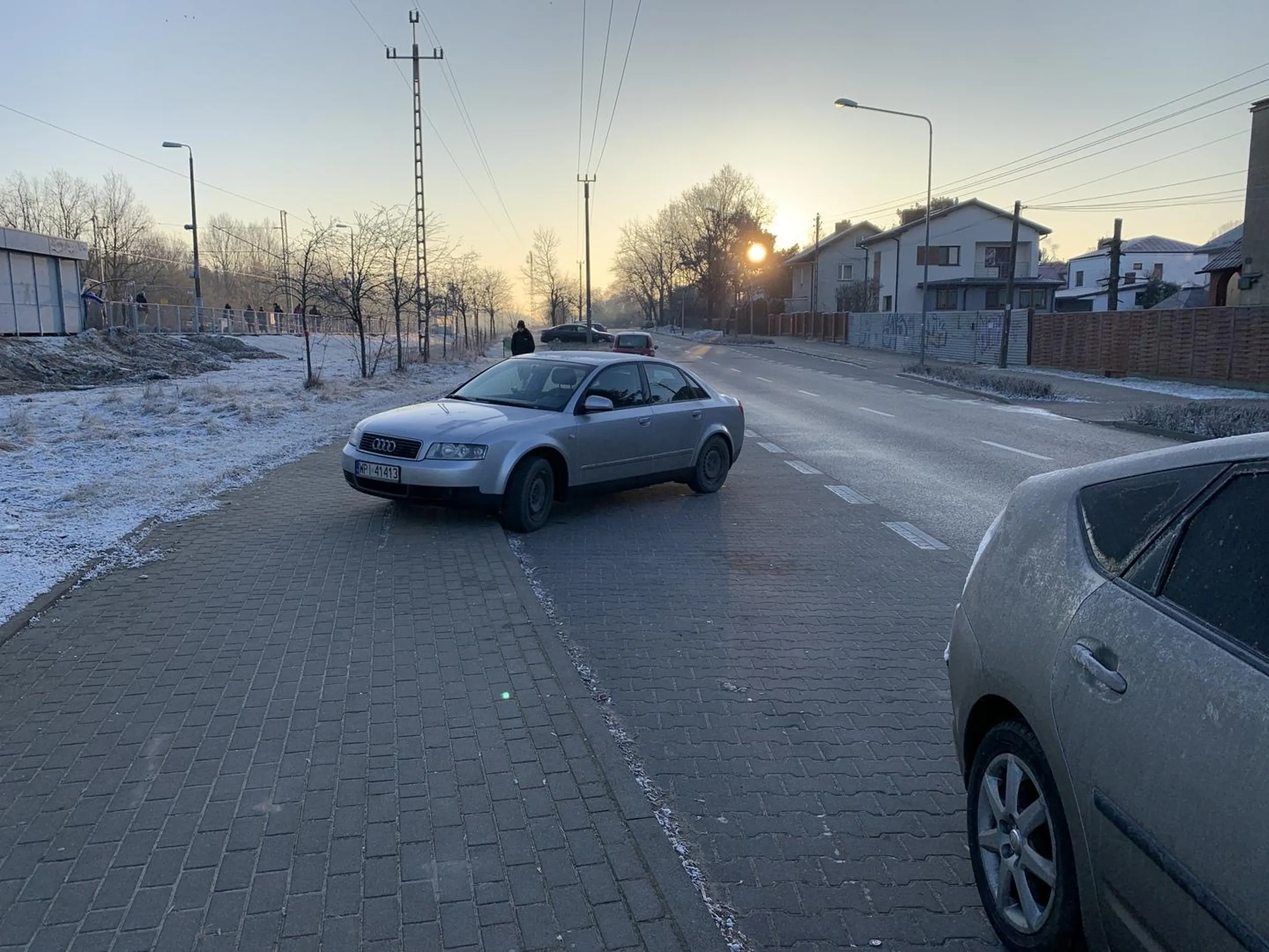 Utrudnia pieszym życie, sam pewnie nie wie po co.