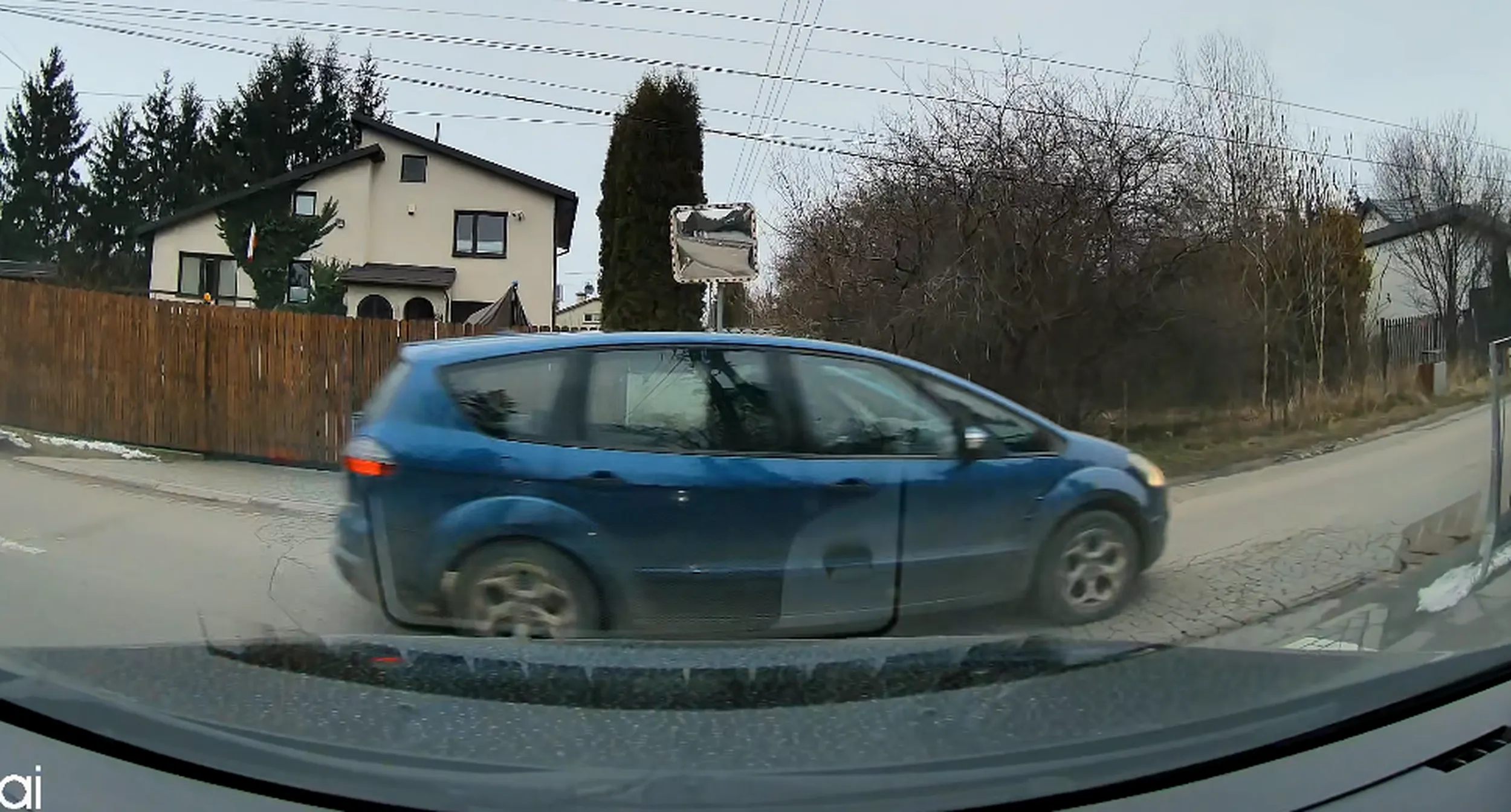 Wymusza pierwszeństwo na równorzędnym skrzyżowaniu. Nie patrzy na znaki.