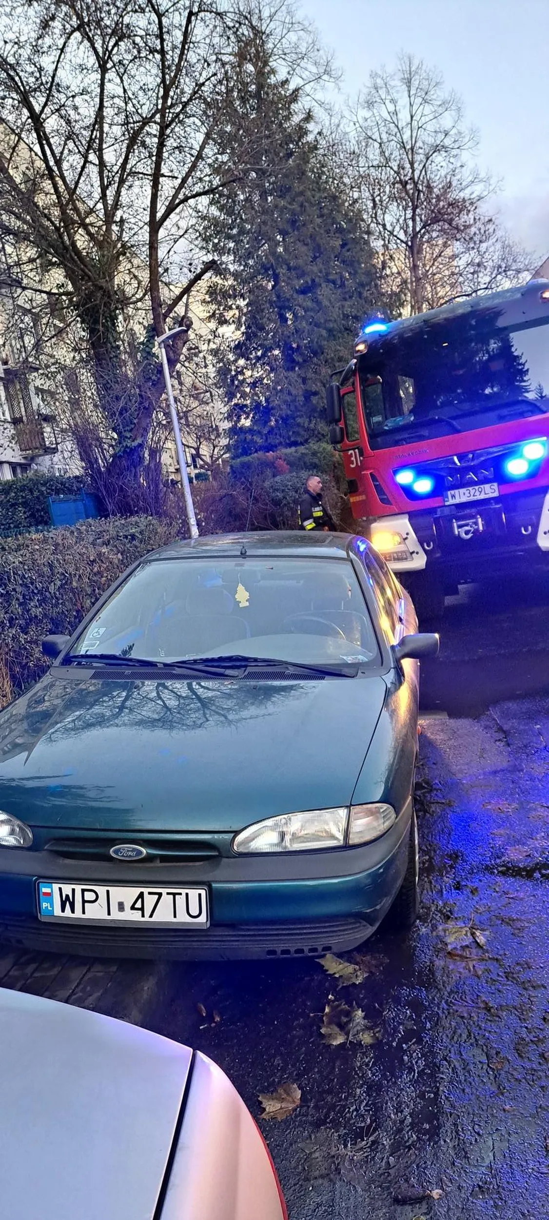 Zaparkował na chodnikh i straż nie mogła przejechać...