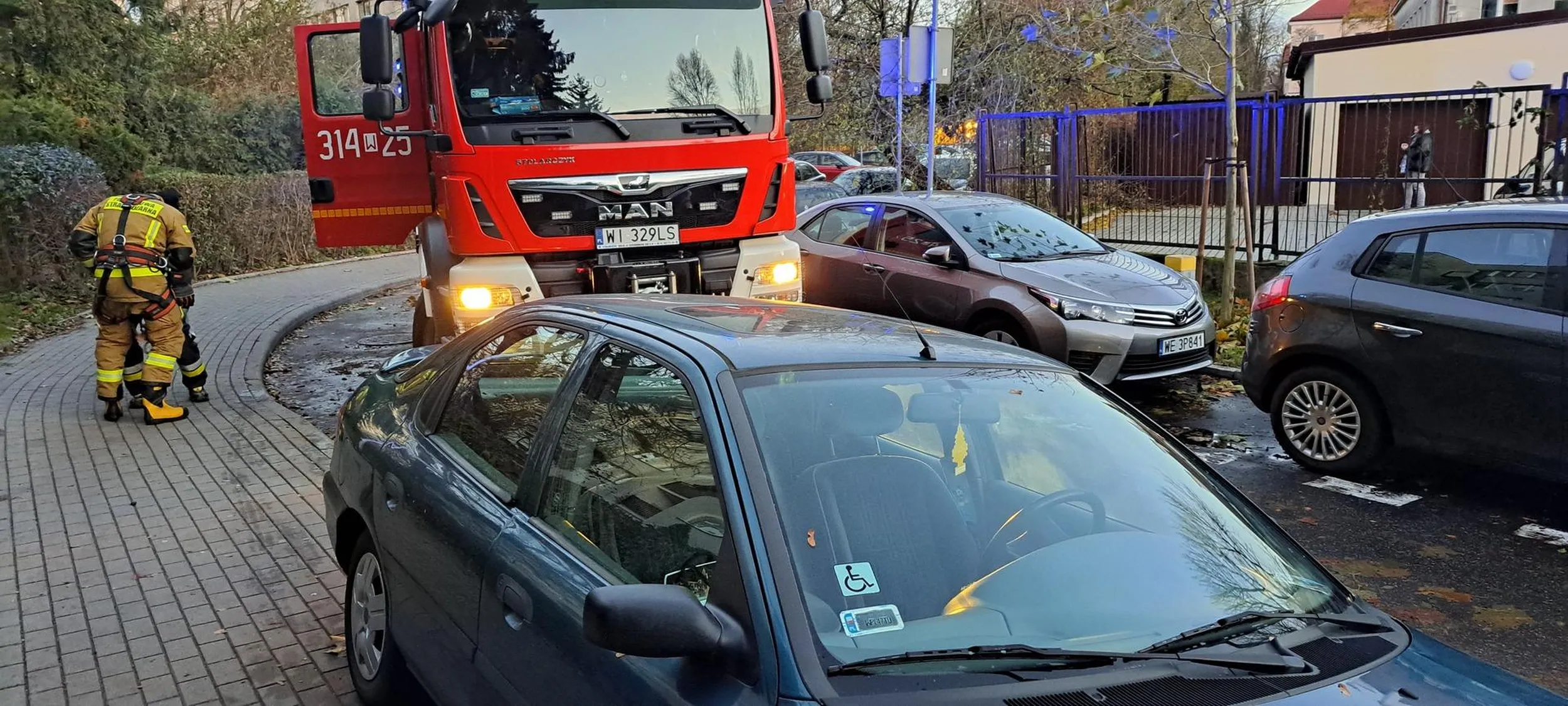 Zaparkował na chodnikh i straż nie mogła przejechać...