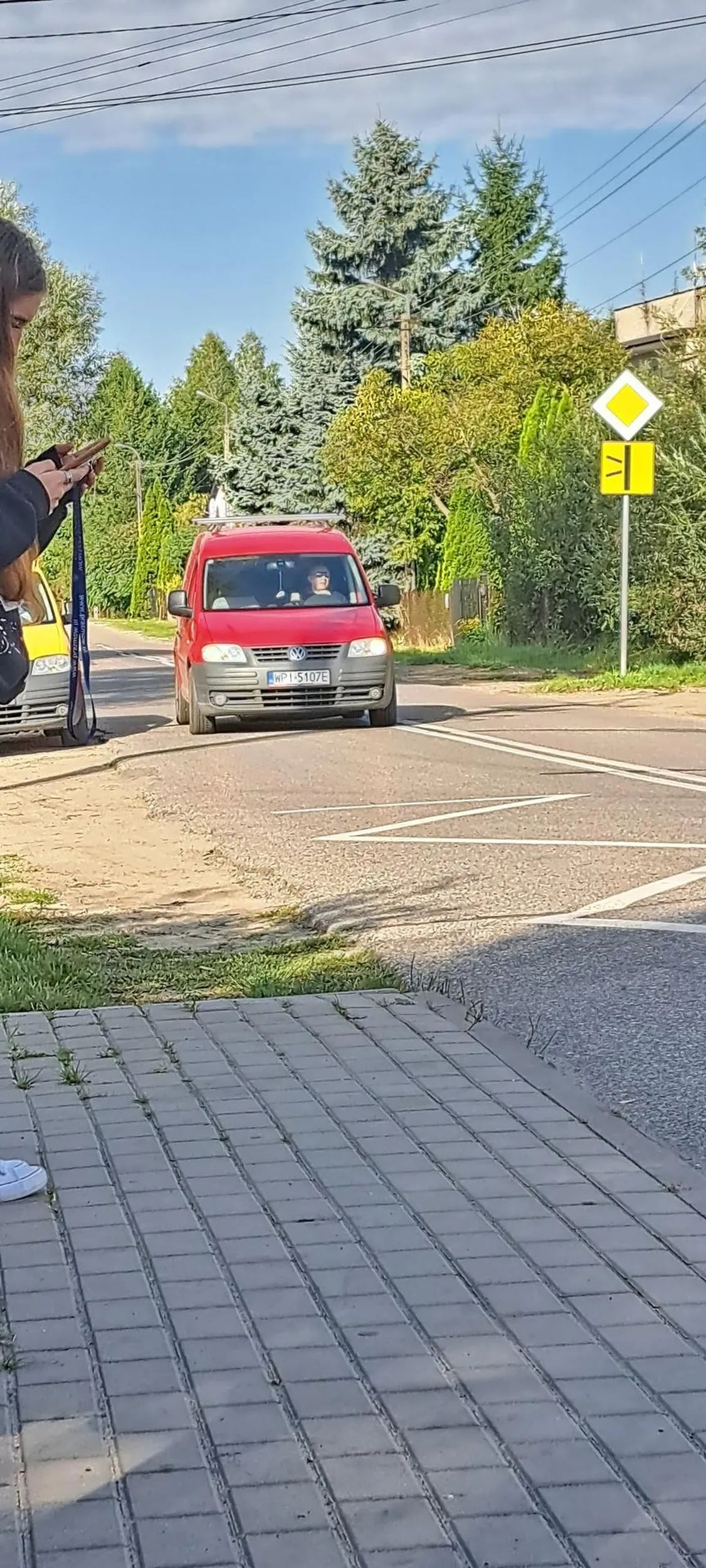 Ten pan stał na drodze i ewidentnie rozmawiał z drugim kierowcą, który zaparkował pojazd na poboczu. Oby on dostał mandat za postój na drodze, uniemożliwiając innym pojazdom jazdę tym pasem, na którym się zatrzymał.