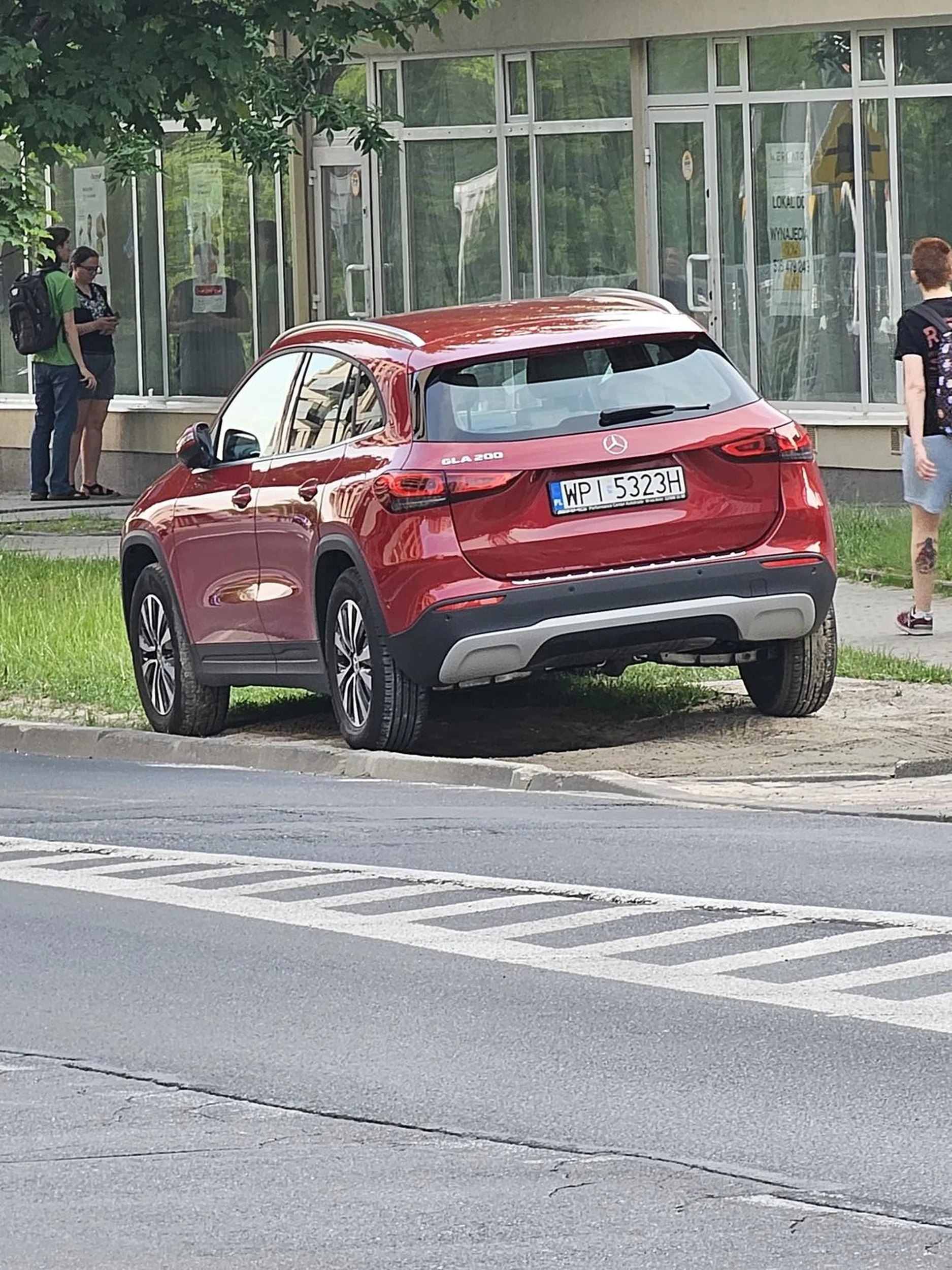 Śliczne parkowanie na trawniku.