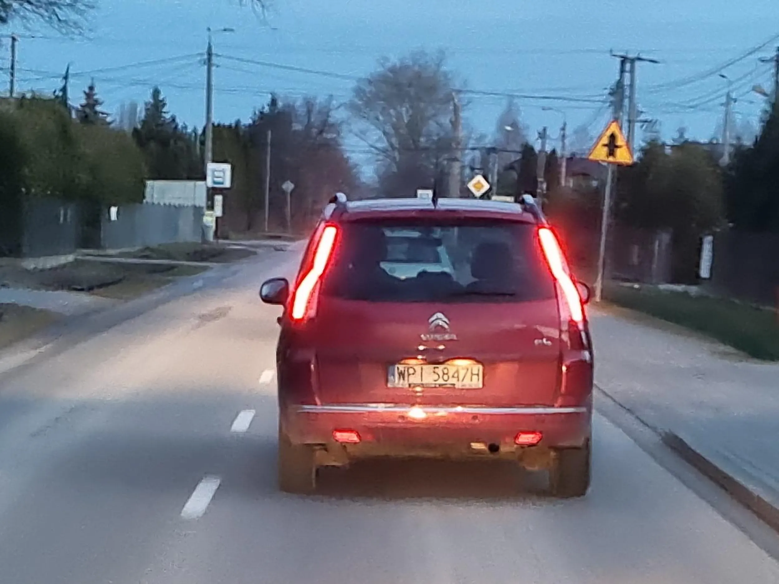 Jedzie 20 km/h chcesz wyprzedzić przyspiesza. Zabrać prawo jazdy to mało!