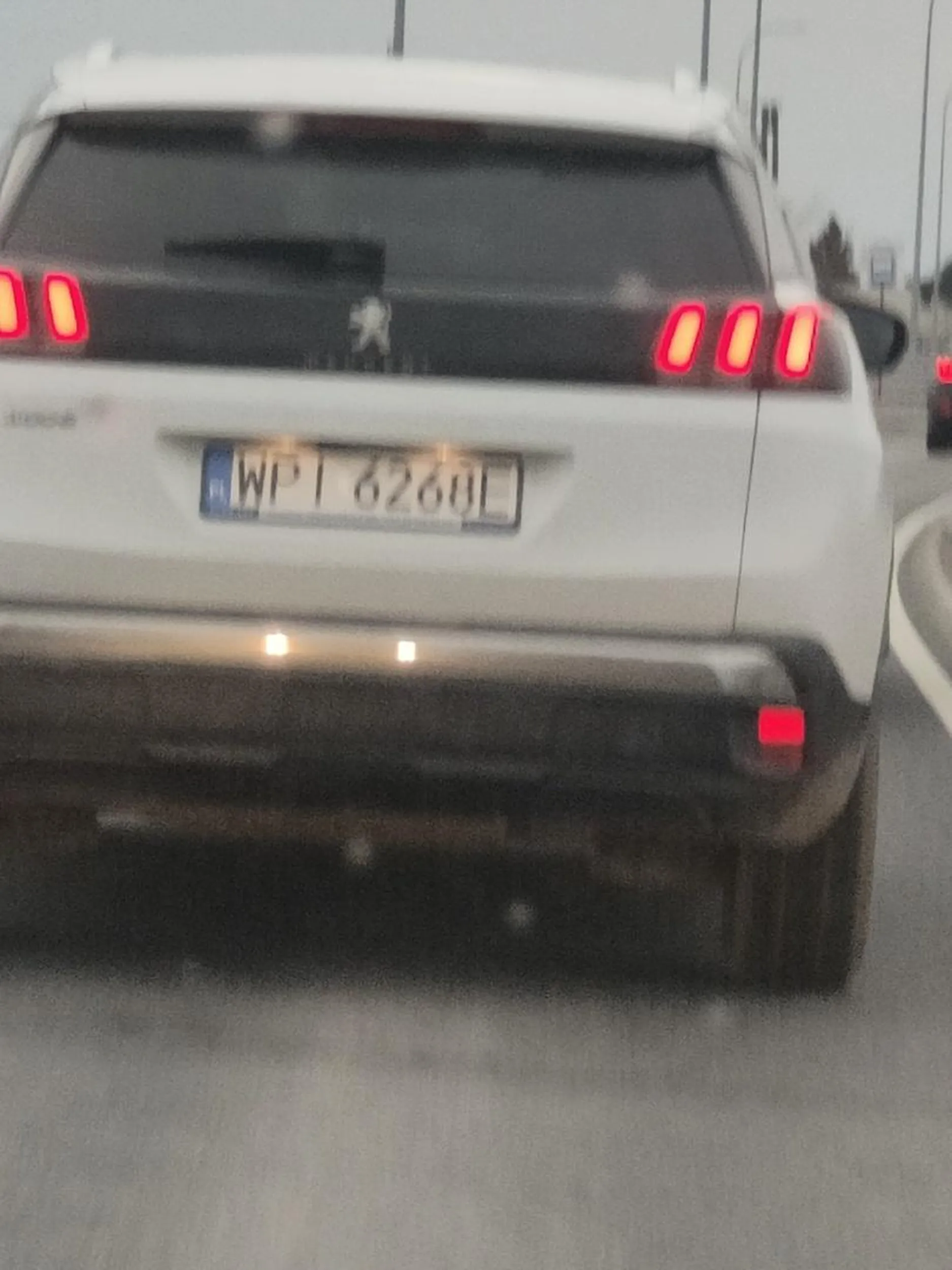 Uwaga za kierownicą tego auta jeździ kobieta nie znająca zasad ruchu drogowego a jazda na suwak to abrakadabra. Na zwróconą uwagę pokazuje fucka. Fura za kupę kasy a kultury za grosz.