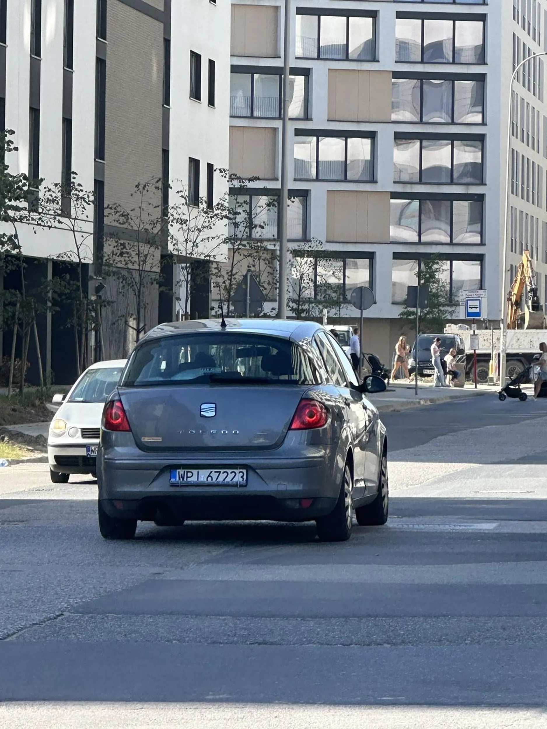 Przebrzydły babsztyl mało co mnie nie rozjechał na pasach… wjechała gdy przechodziłem w połowie pasów.