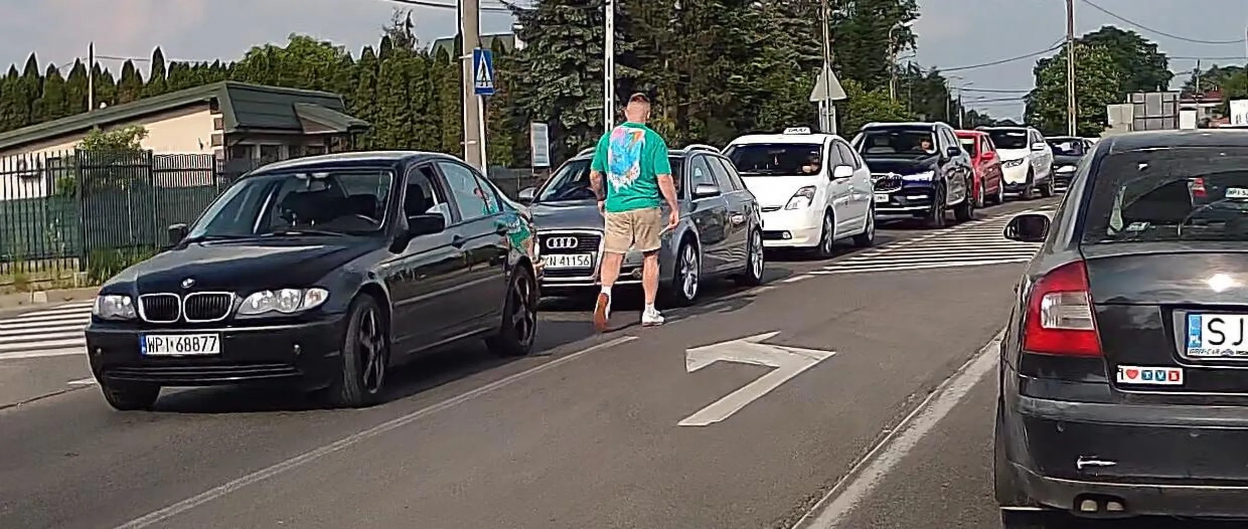 Kierowca czarnego pojazdu zatrzymuje ruch i oferuje się jako męska prostytutka.