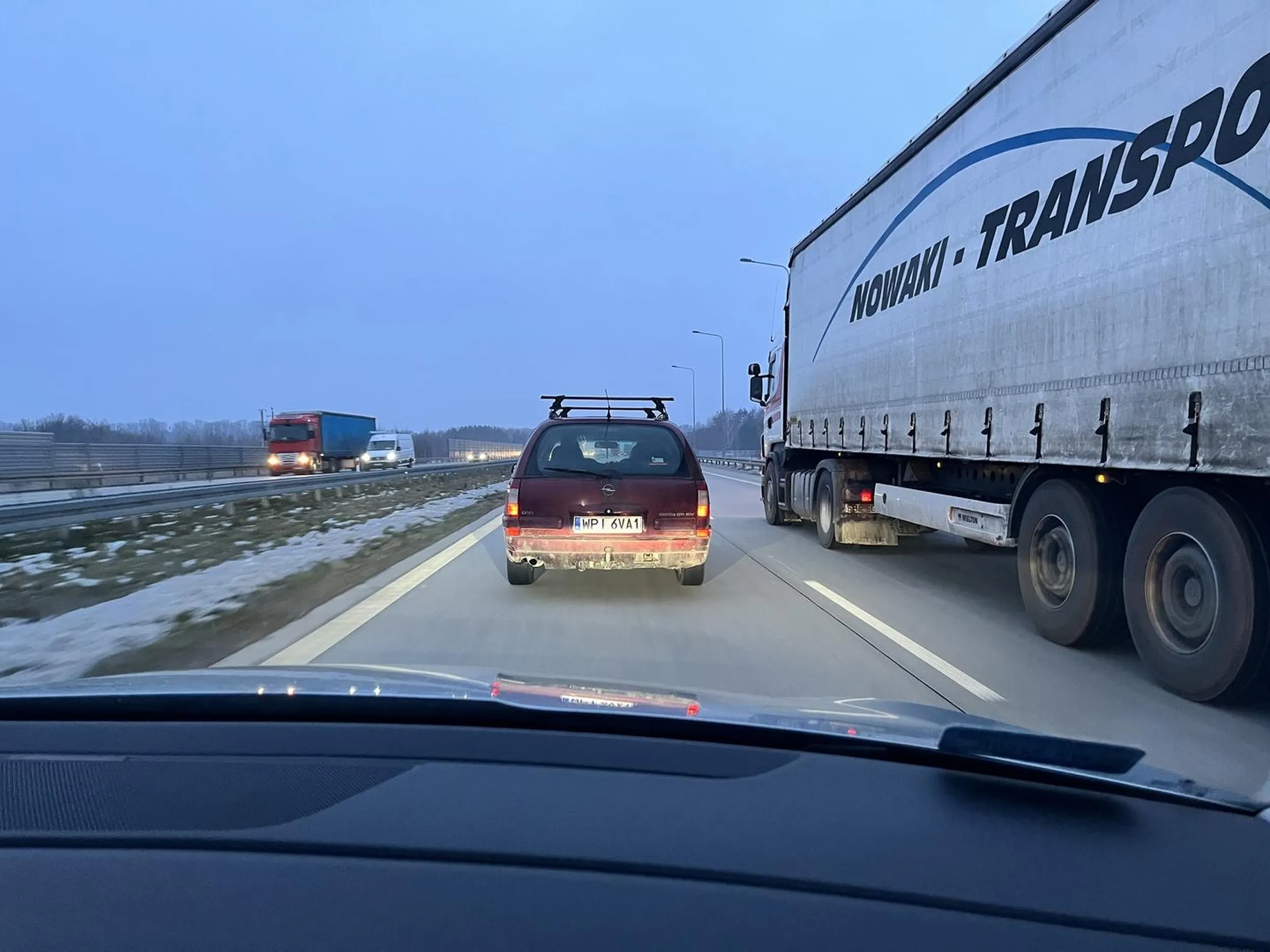 Właściciel jest prawdopodobnie brakującym ogniwem między człowiekiem i gekonem. Swoim rozpadającym się złomem podbija drogi ekspresowe na lewym pasie, blokując celowo innych uczestników ruchu do prędkości 80kmh.