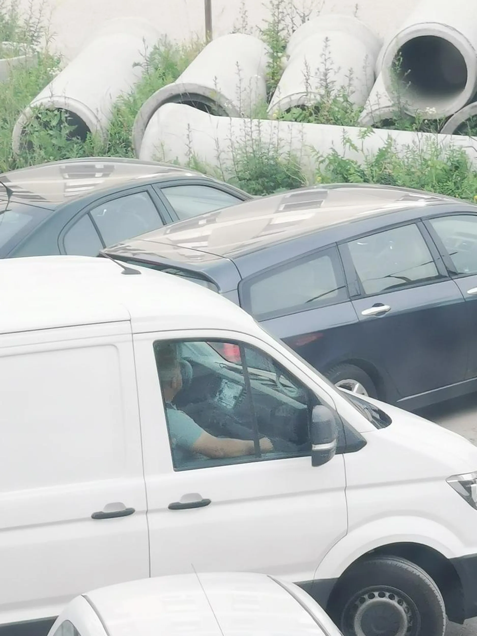 Gościu, jesteś zwykłym prostakiem. Wypiliście obaj kawę na ul. Habicha w Warszawie, po czym kubki wyrzuciliście je pod auto. W domu też tak robicie?