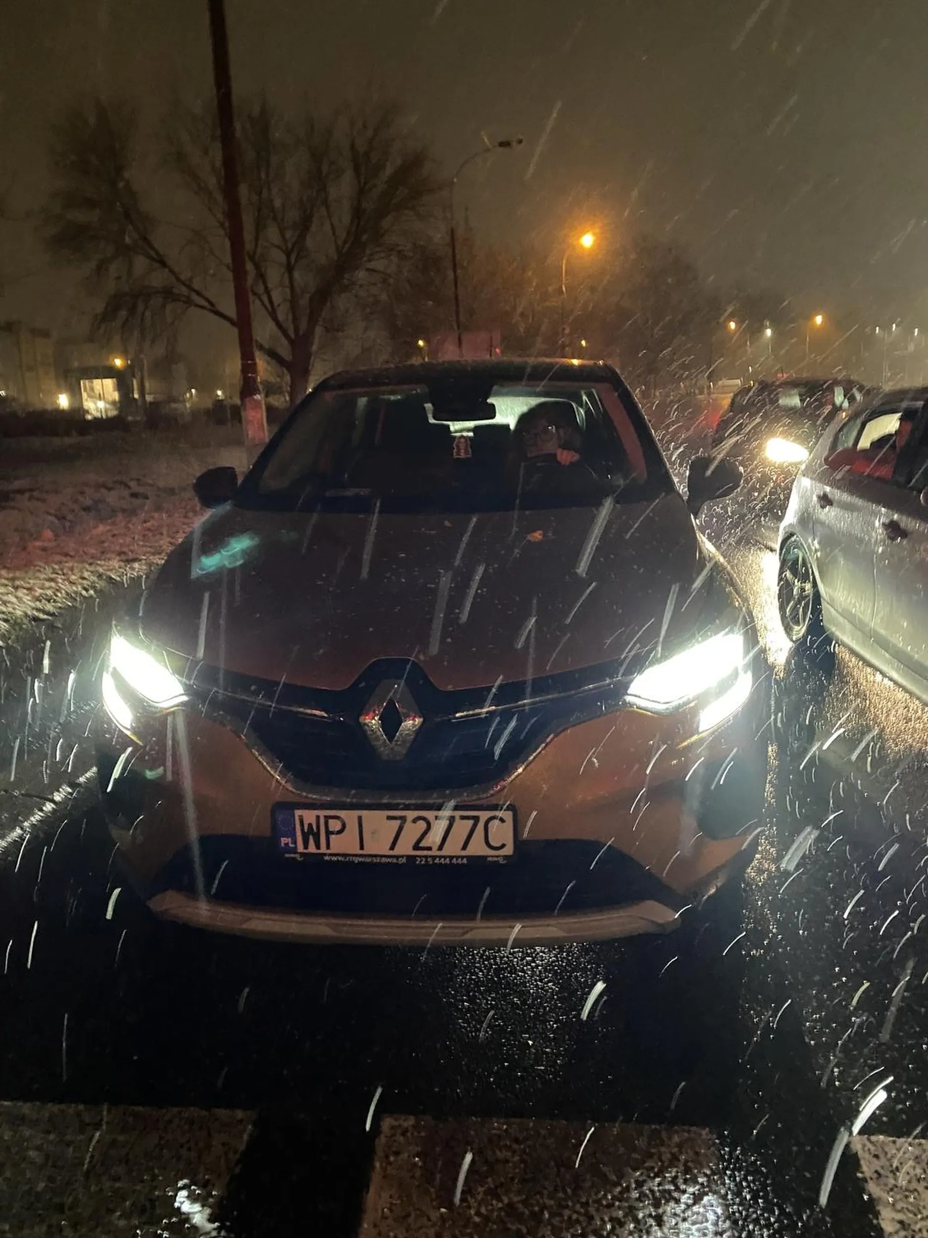 Kobieta prawie spowodowała nie jeden wypadek w ciągu paru minut. Wymusza pierwszeństwo na rondzie, pakują się przed maskę innemu kierowcy będącemu już na rodzie. Przy próbie zwrócenia uwagi zaczyna uciekać przejeżdżając przez ruchliwe skrzyżowania na czerwonym świetle. Jest ZAGROŻENIEM na drogach!