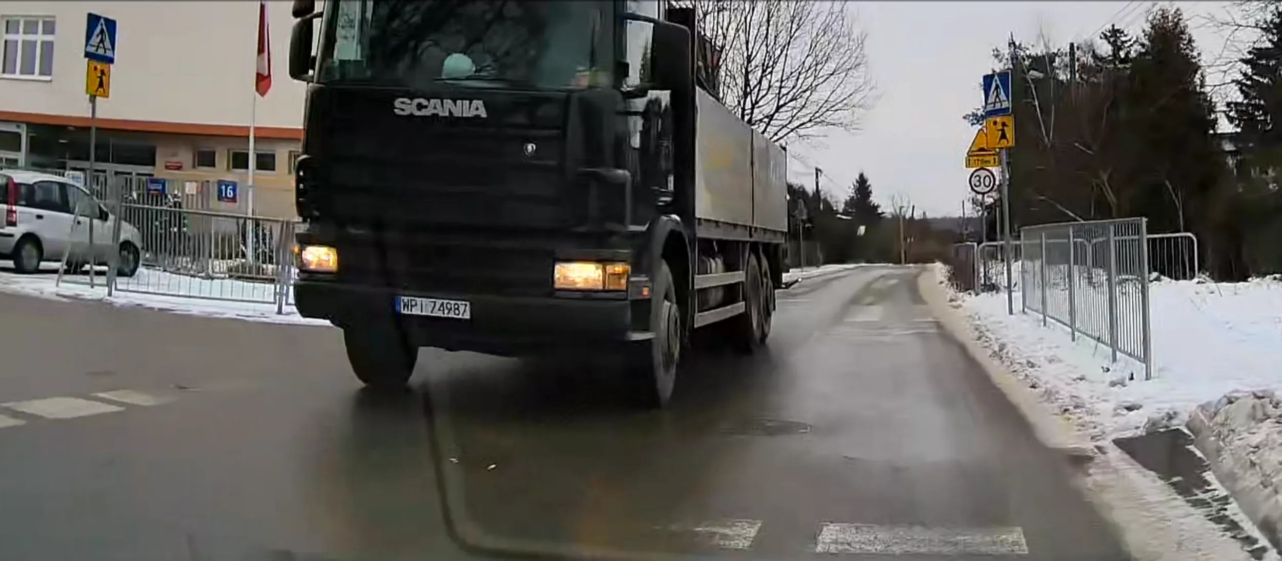 Jedzie ciężarówką środkiem drogi, nie zjedzie do krawędzi jezdni, mija się na milimetry z innymi samochodami.