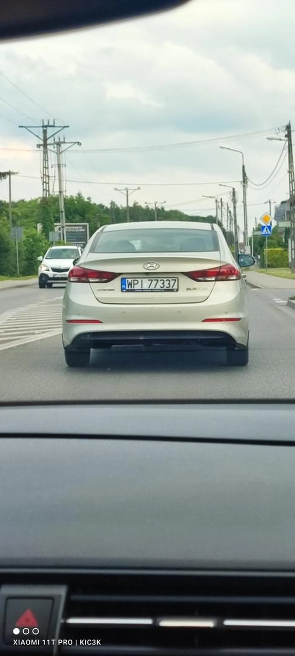 Kierowca ewidentnie nie zna przepisów. Jeździ bardzo niebezpiecznie. Zajeżdża drogę, wyprzedza na zakrętach, kilka razy szedł na czołówkę. Zaparkował pod sklepem, po zwróceniu uwagi zaczął się rzucać więc zawiadomiliśmy policję.