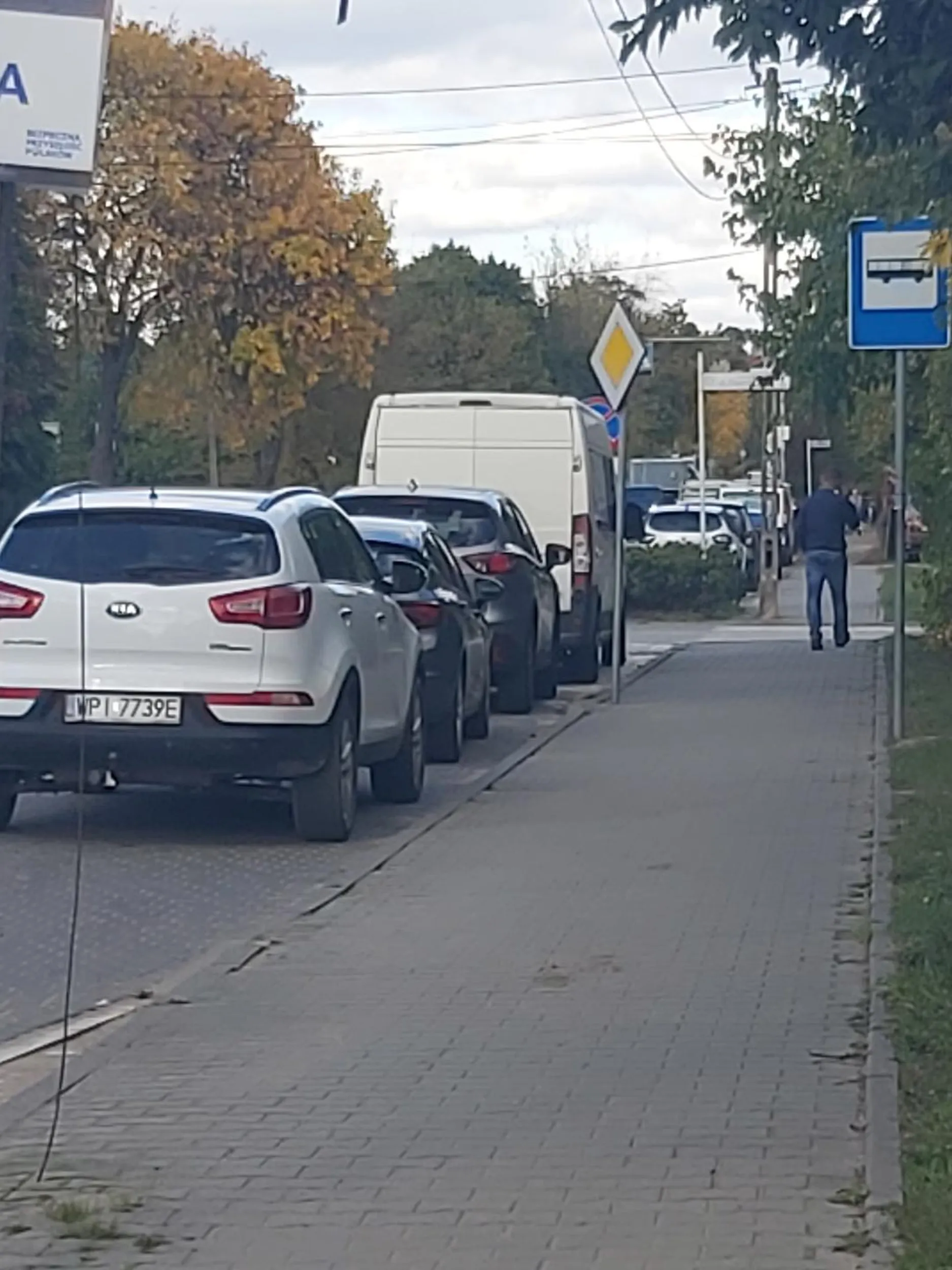 Pani parkuje na miejscu przeznaczonym dla autobusów.