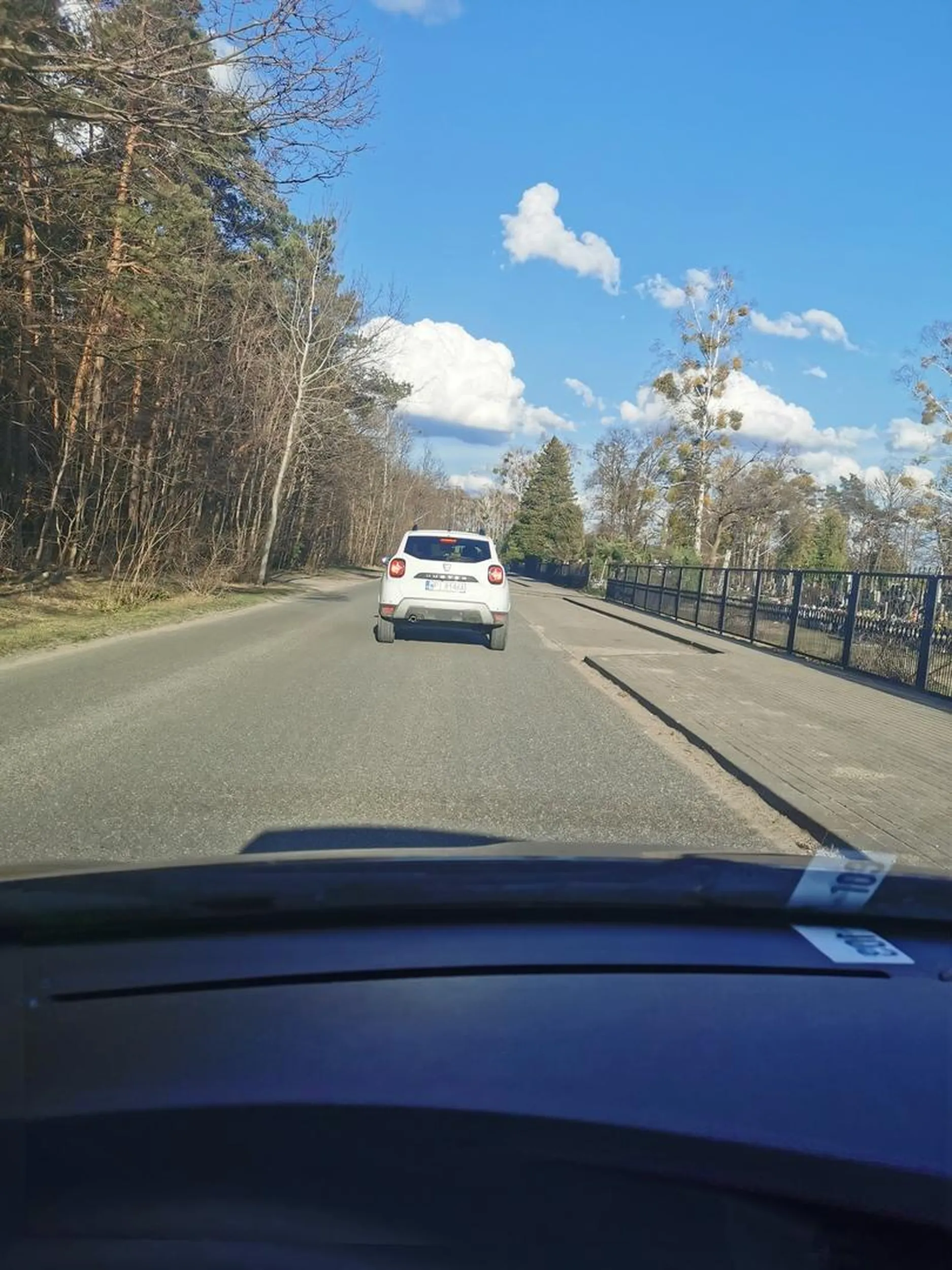 Po co jechać prawą stroną ulicy skoro można środkiem. 30 km/h. Przy ograniczeniu 50 km/h.