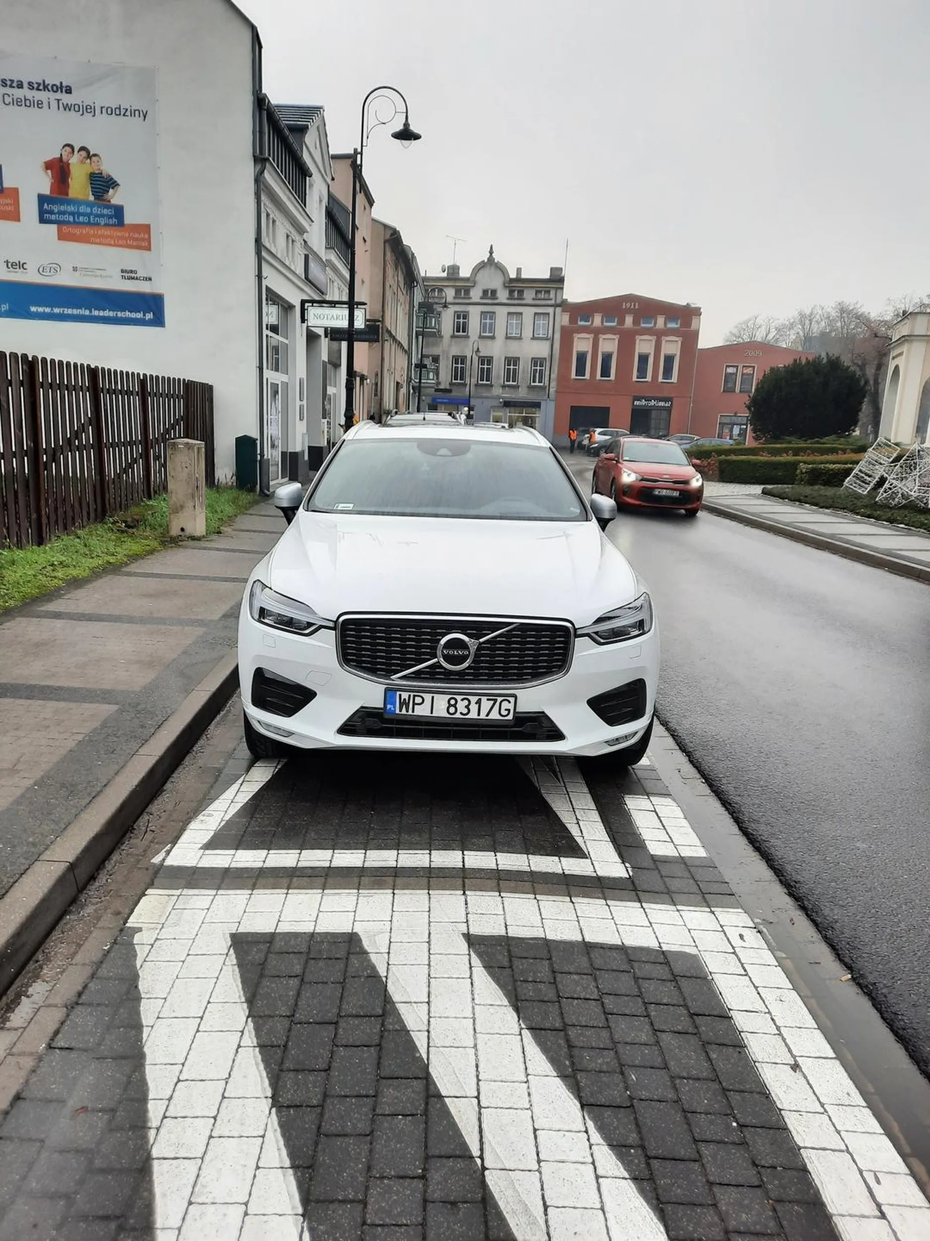 Stoi w strefie parkowania bez biletu, bez abonamentu,  a pracownicy strefy go omijają. Święta krowa?