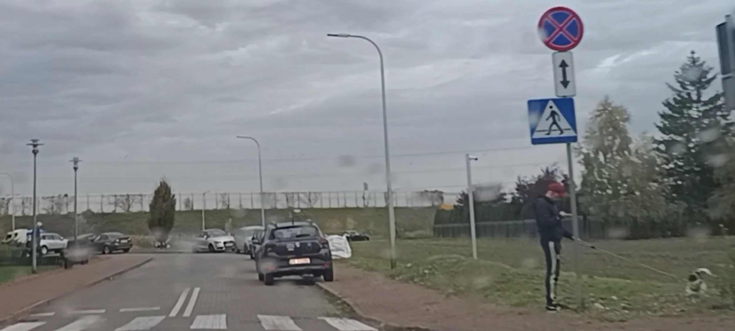 :( niedozwolone parkowanie na ulicy Magnackiej w Warszawie . Tu jest miejsce gdzie obowiązuje zakaz parkowania. Wypad mnie stąd!