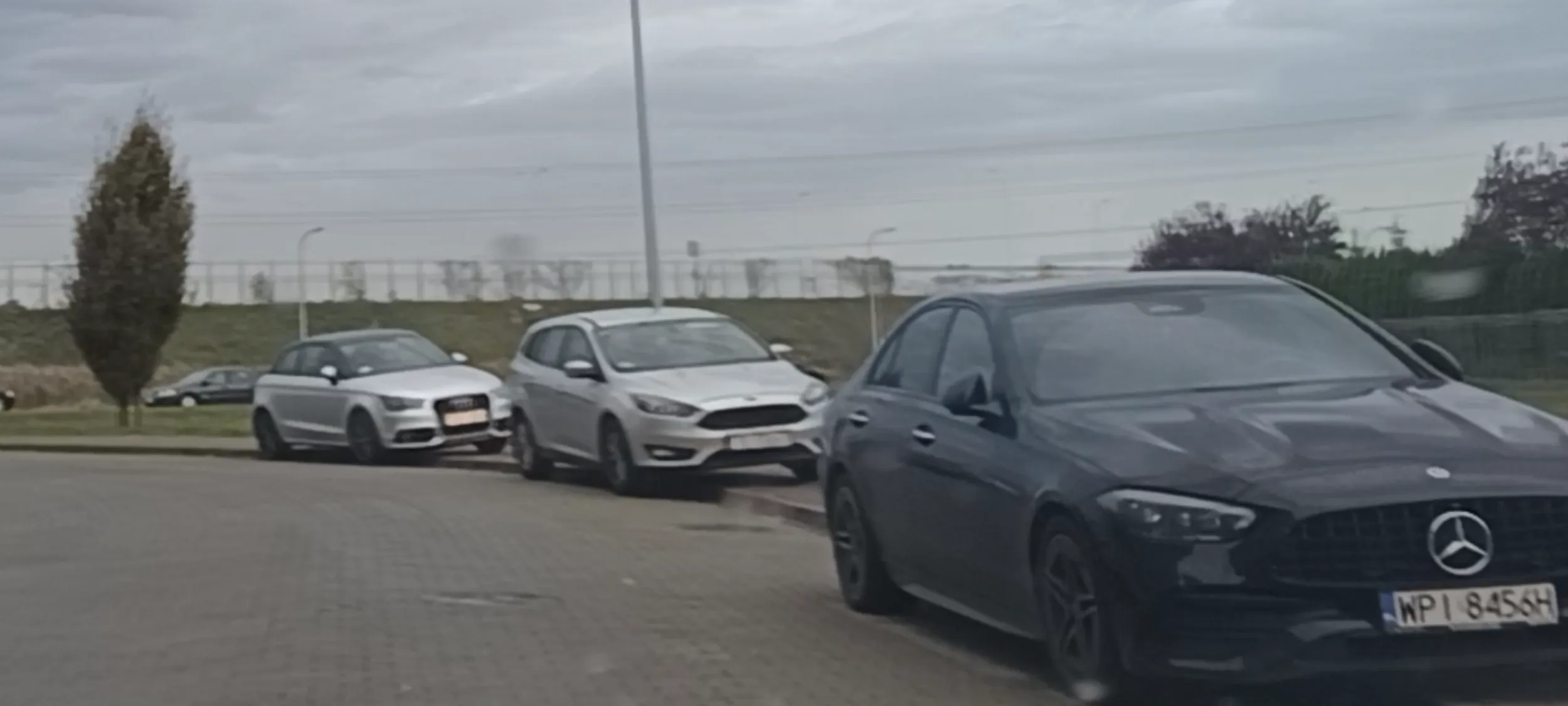 :( niedozwolone parkowanie na ulicy Magnackiej w Warszawie . Tu jest miejsce gdzie obowiązuje zakaz parkowania. Wypad mnie stąd!