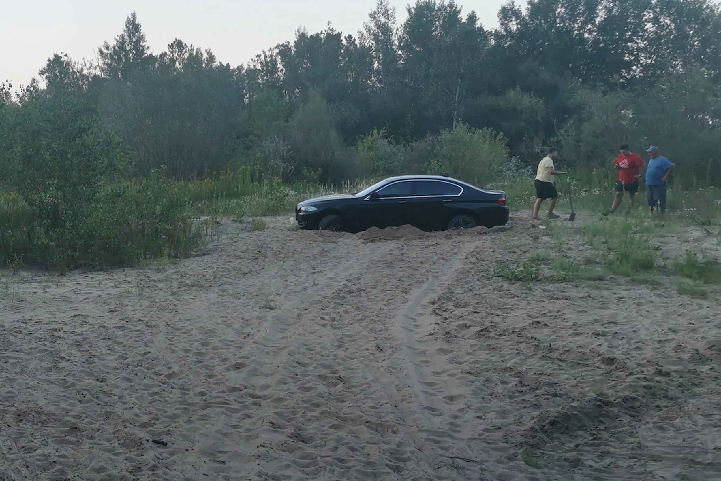 Chłopcy uparli się wjechać bumerem na plażę rezerwatu ale coś poszło nie tak. Ostatecznie wyjechali późno w nocy pozostawiając po sobie okopy i parę desek z płotu.