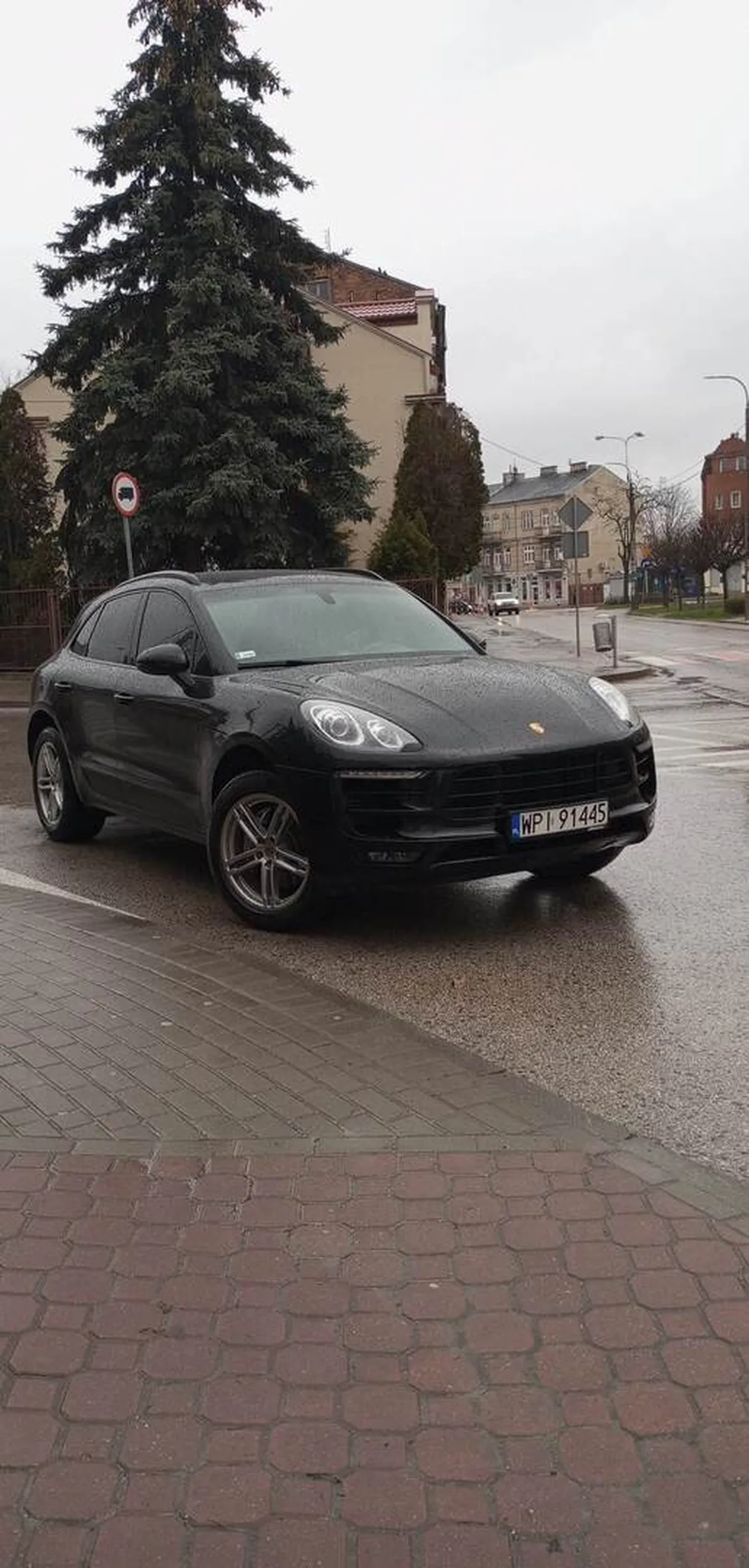 Zaparkował na jezdni, przy skrzyżowaniu i sobie poszedł.