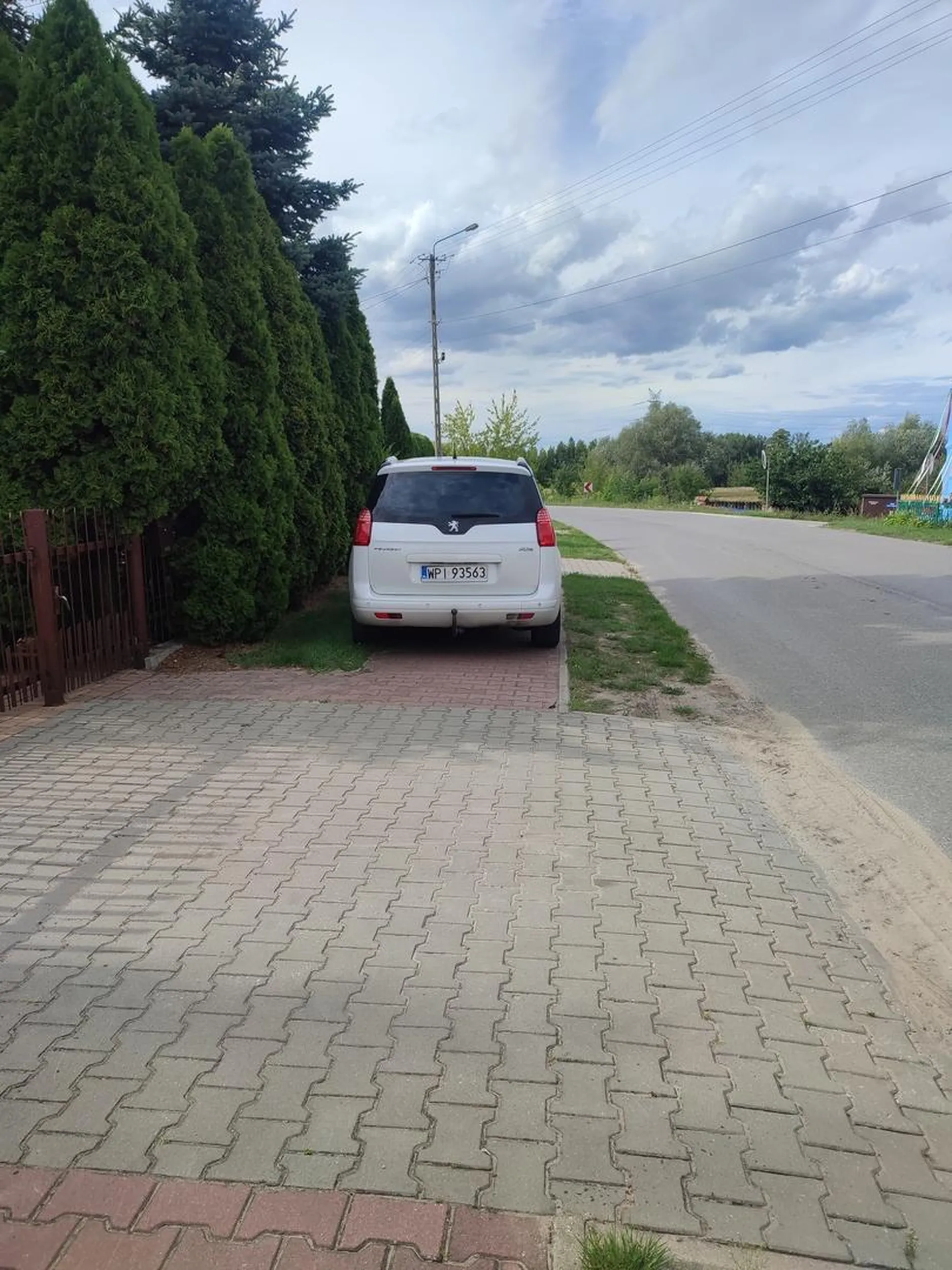 Najlepiej zająć cały chodnik i mieć wszystkich w d....