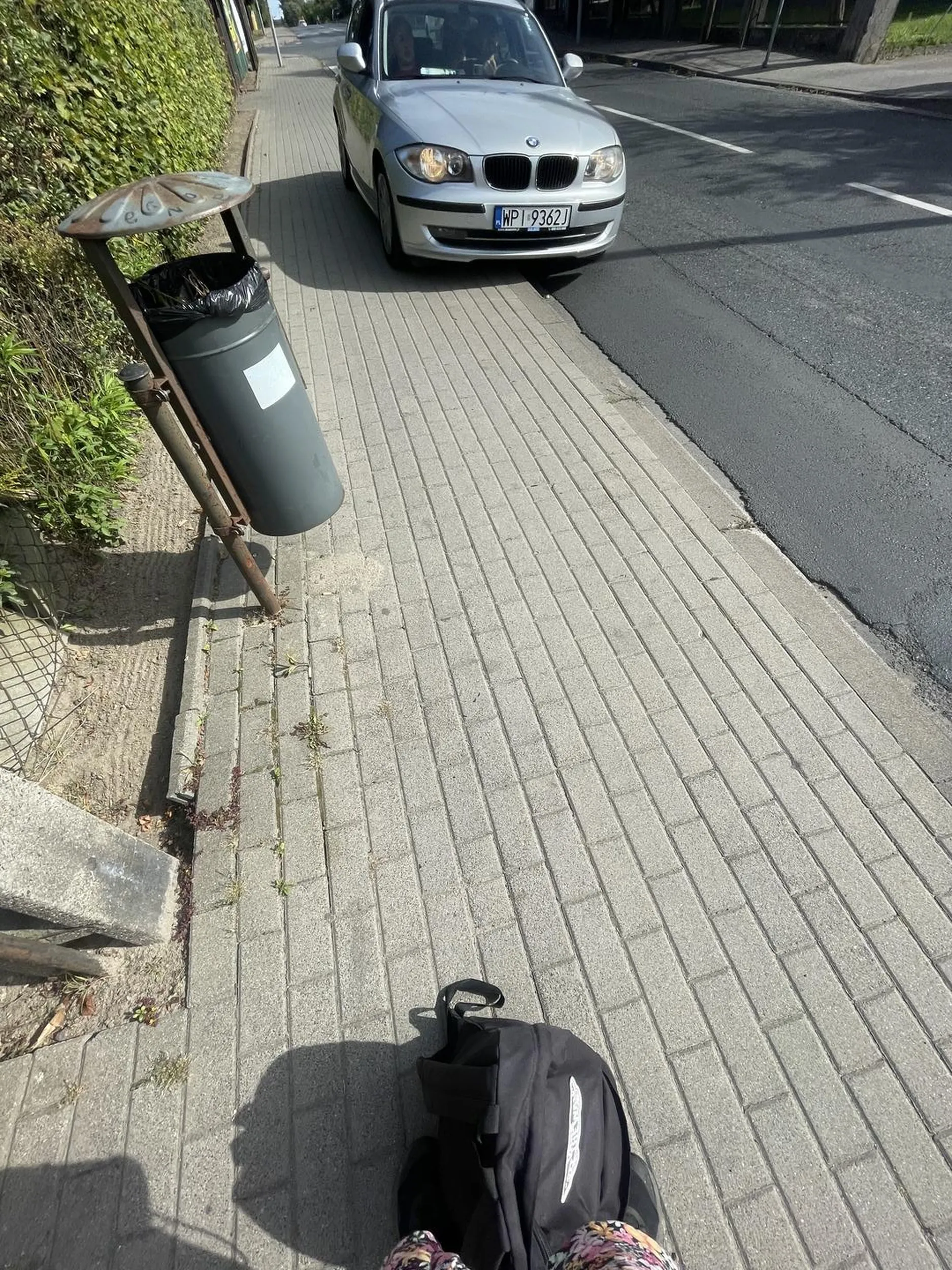 WPI9362J Jazda po chodniku kilka cm od ludzi na przystanku w tym mnie