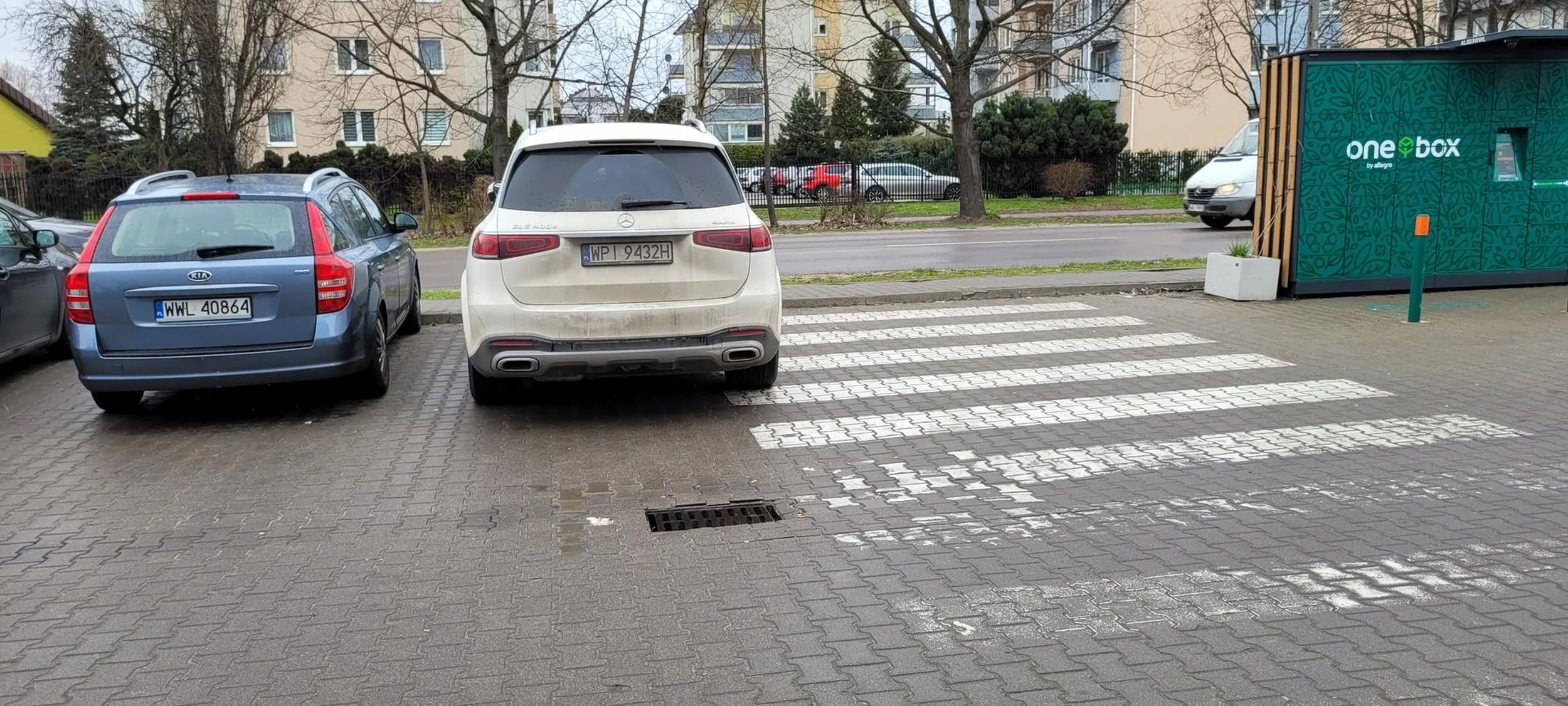 Jak nie potrafisz parkować to kup sobie rower zawalidrogo a nie kombajn górniczy, trochę szacunku do innych.