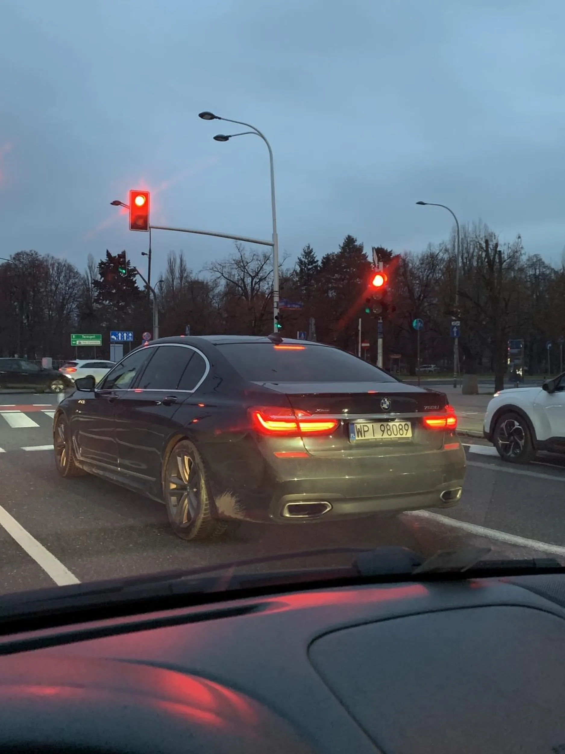 Laluś w szaliczku z kolorowymi okularami korekcyjnymi udaje rajdowca czy innego bogusia, ledwo się wyrabia przemierzając dworzec zachodni czy skrzyżowanie grójeckiej niedaleko pomnika lotnika. Szkoda, że żeby mieć kase nie trzeba mieć mózgu bo możesz kogoś zabić
