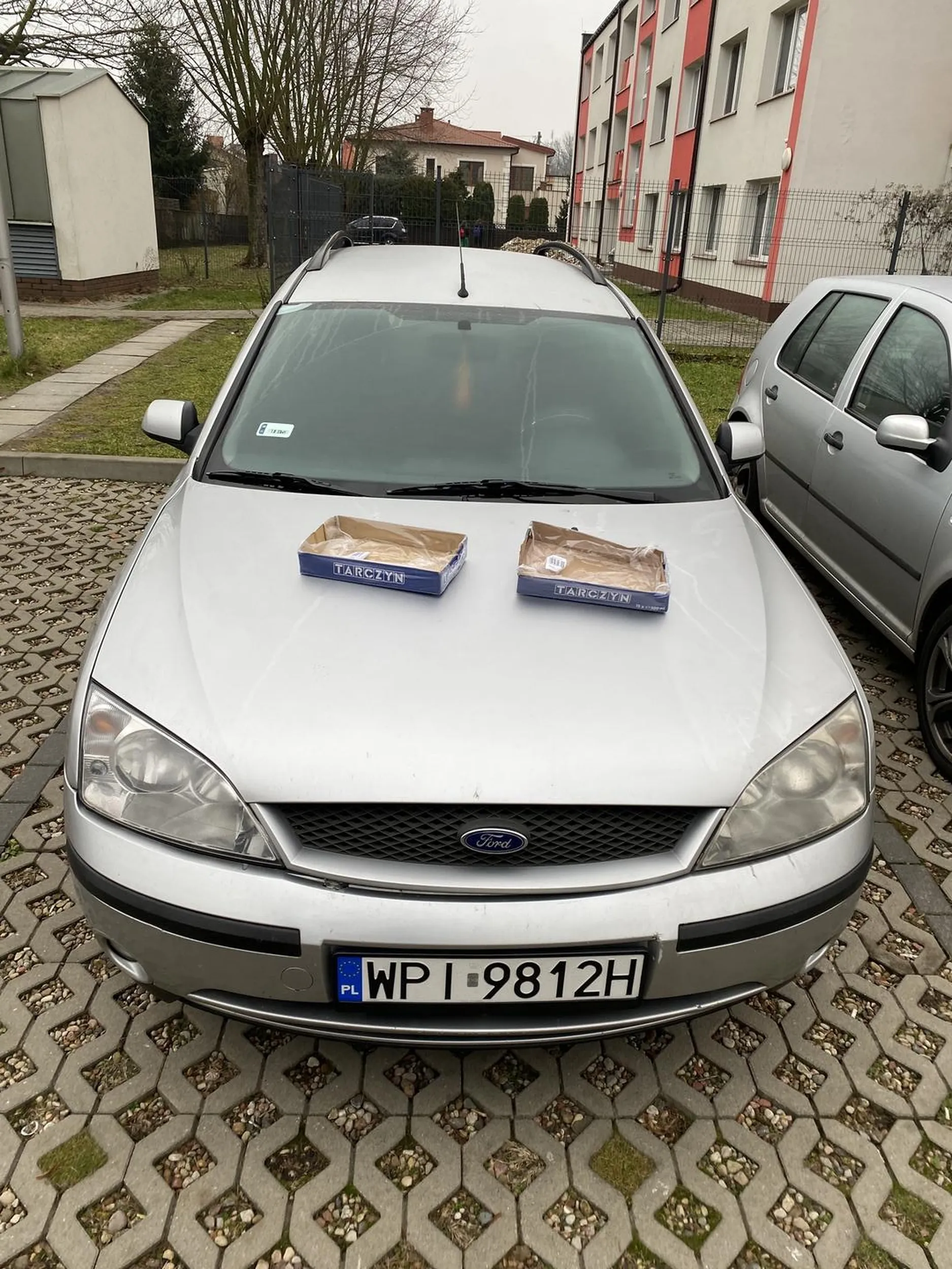 Gosc co z kartonami od tarczyna jezdzi na masce