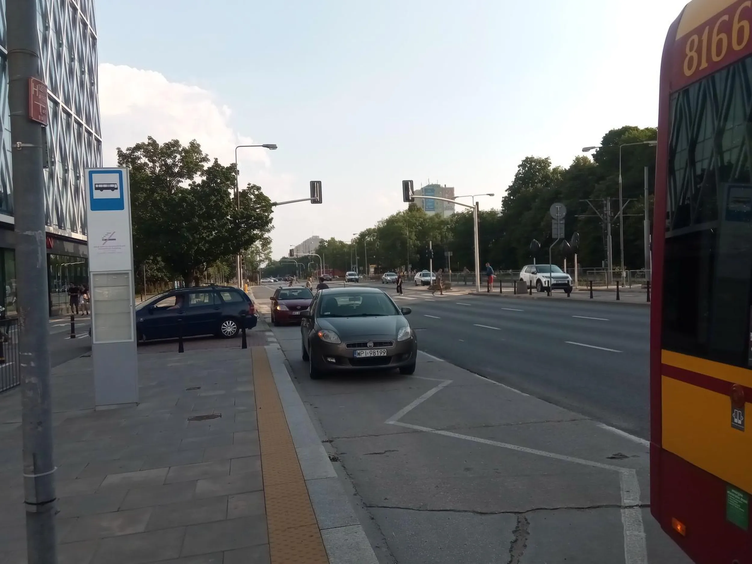 Debli parkuje na przystanku autobusowym. Przez tego idiotę autobus oczywiście nie zmieścił się w przystanku (co widać na zdjęciu) i tył wystawał na pas ruchu blokując go. Nie wspominając, że ostatnie drzwi były 2 metry od krawężnika co utrudniało wysiadanie.