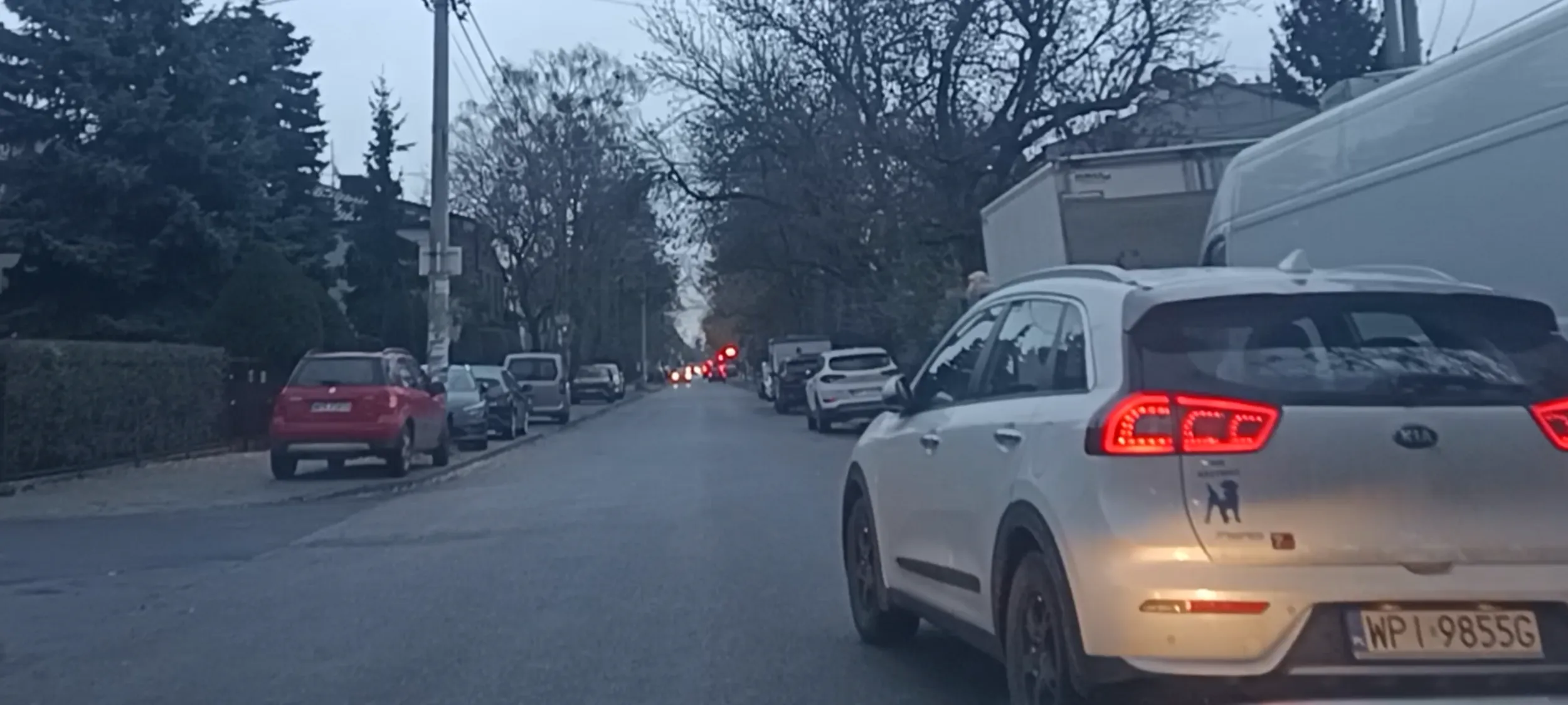 Kretynka zaparkowała na środku ulicy i poszła na bazar , inni kierowcy nie mogą przejechać ulicą.