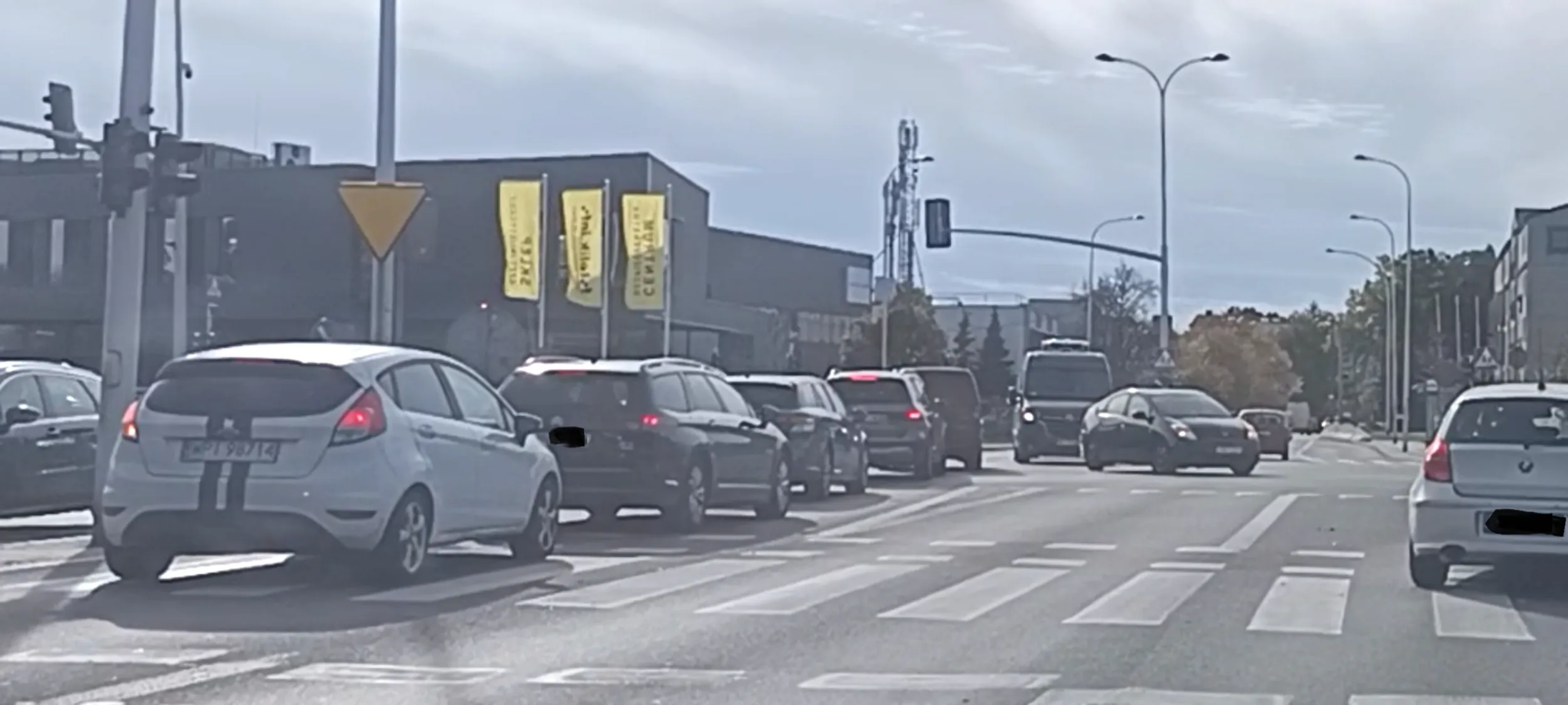 Przejazd na skrzyżowaniu na czerwonym świetle.