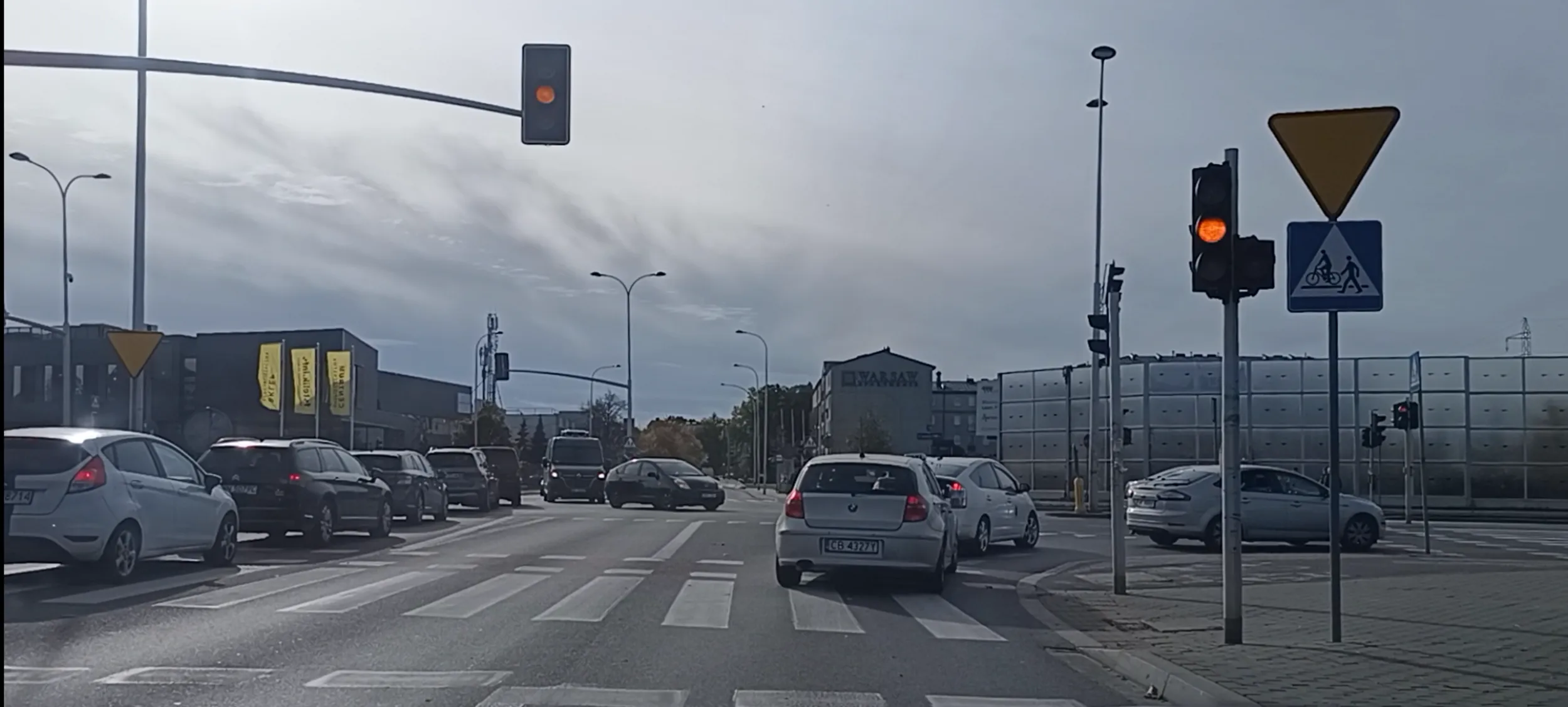 Przejazd na skrzyżowaniu na czerwonym świetle.