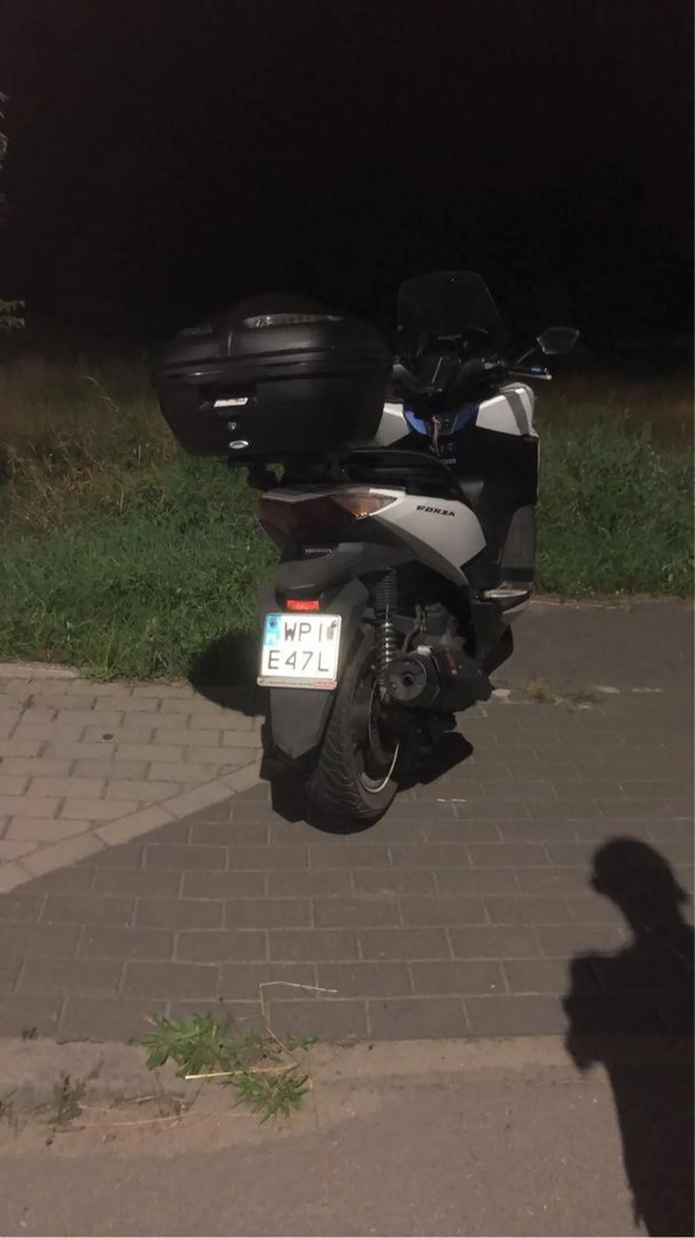 Kierowca białego skutera zaparkował na środku chodnika po tym jak zwróciłem mu uwagę zaczął bluzgać i straszyć mnie pobiciem wraz z jego kolega