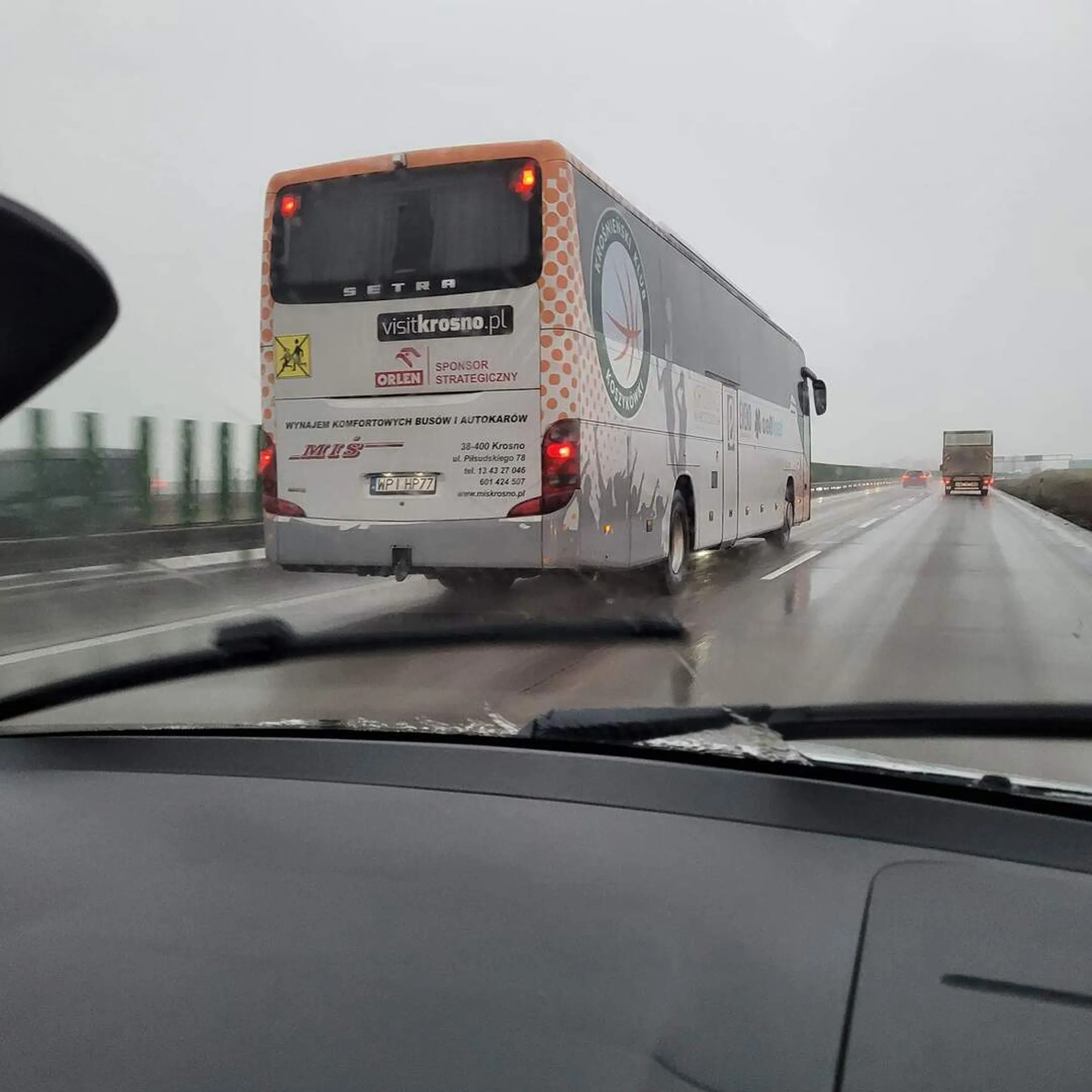 Niestety kierowca busa łamie wszelkie zasady ruchu drogowego. W dniu 27 stycznia jadąc po A4 chciał zabić swoich pasażerów. Wiózł ludzi siedząc mi ja zderzaku jadąc powyżej 140 km.