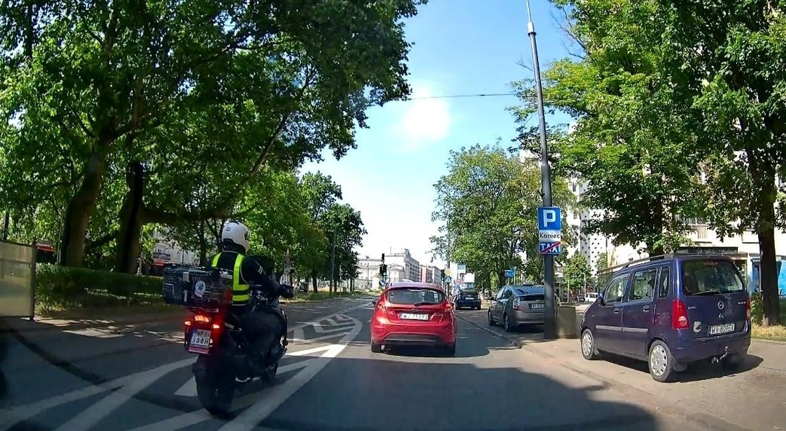 baran zmiana pasa bez kierunkowskazu jazda dwukrotna po strefie wylaczonej z ruchu a na koniec przejazd na czerwonym