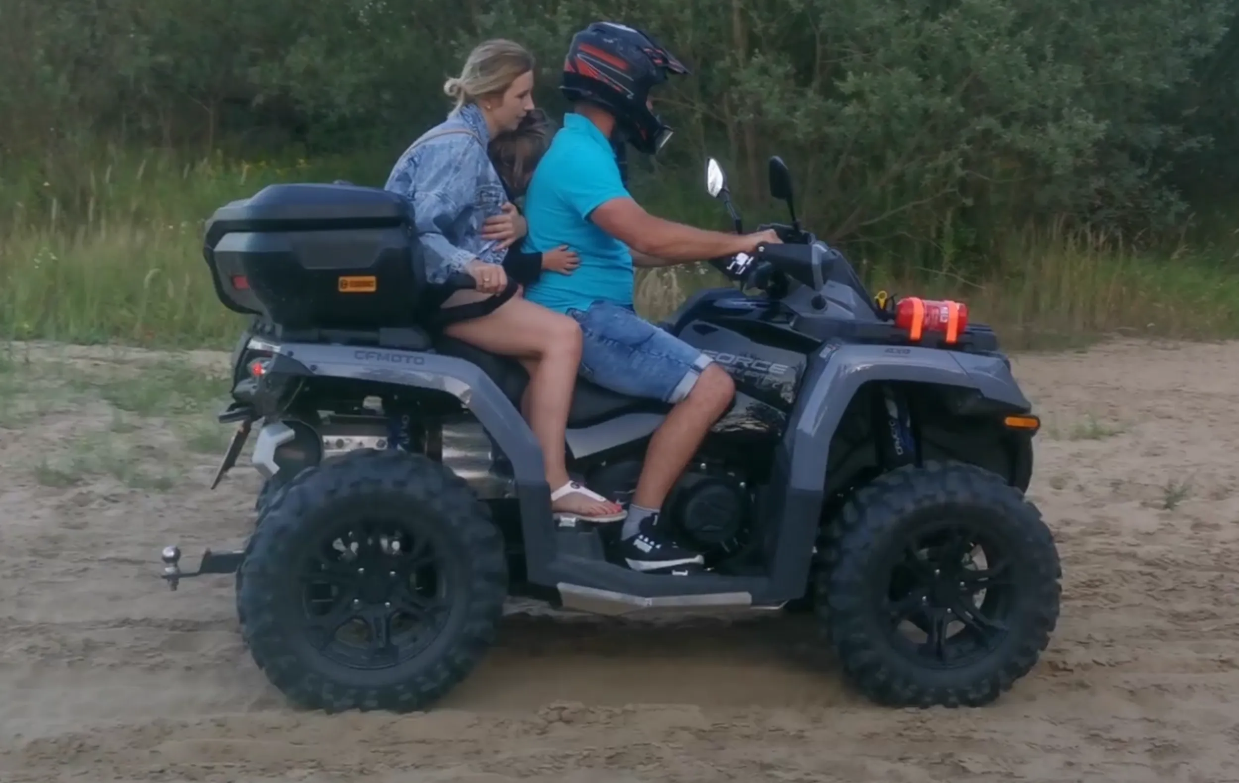 Dewastuje rezerwat quadem a potem wyjeżdża na drogę publiczną. Dziewczyna bez kasku, dziecko bez kasku. Nic dodać nic ująć. Kierowca doskonały.