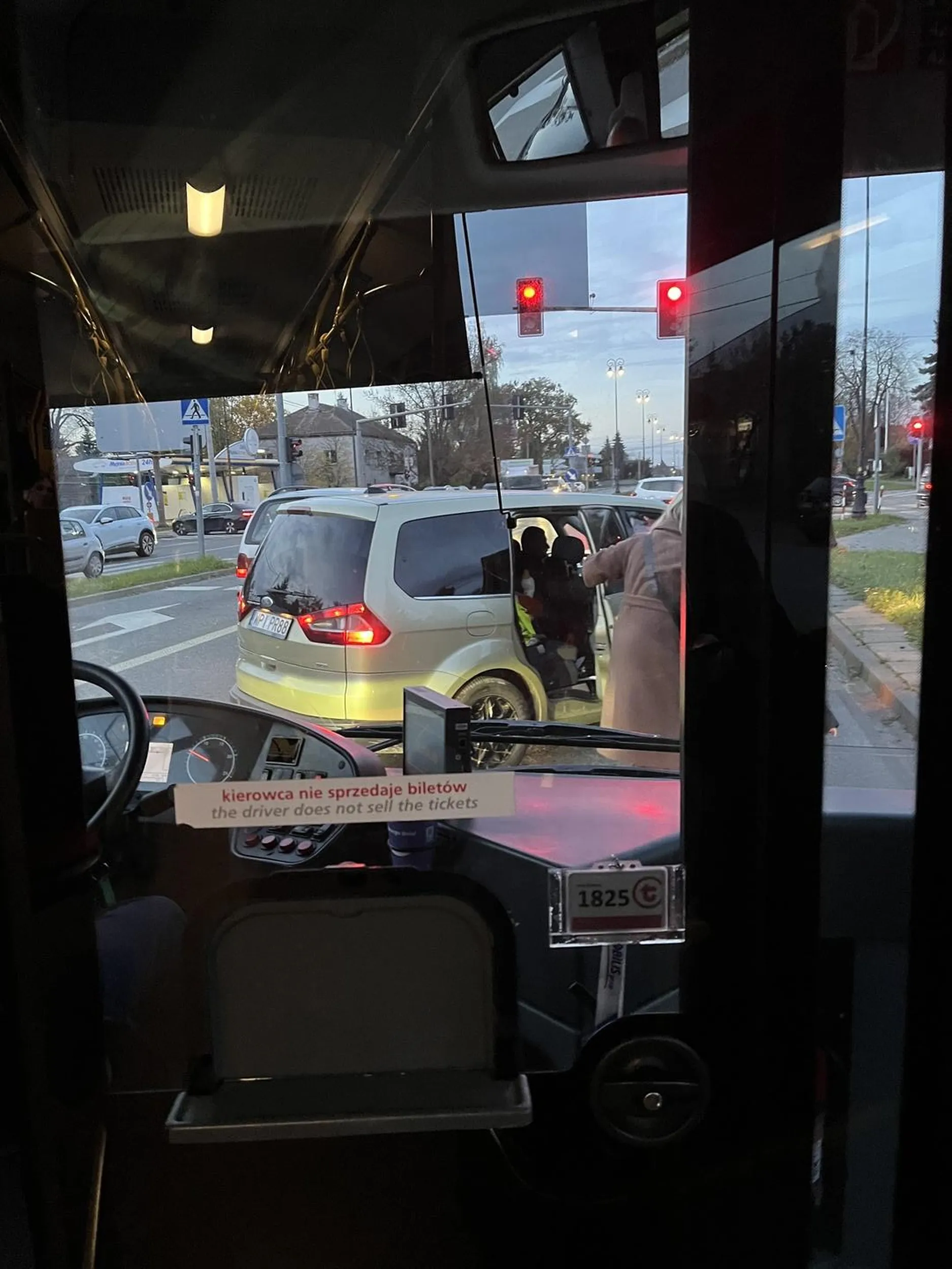Kierowca niebezpiecznie zatrzymuje się na pasie ruchu blokując go nastepnie pasażer wyprowadza dziecko. Nie polecam tego kierowcy stwarza duże zagrożenie i blokuje płynność ruchu. Nie pozdrawiam