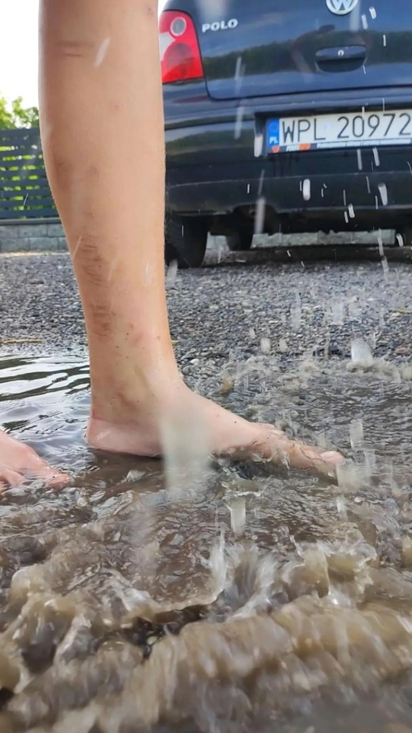 dzieciak wysyła zdjęcia stop w kałuży a w tle polo