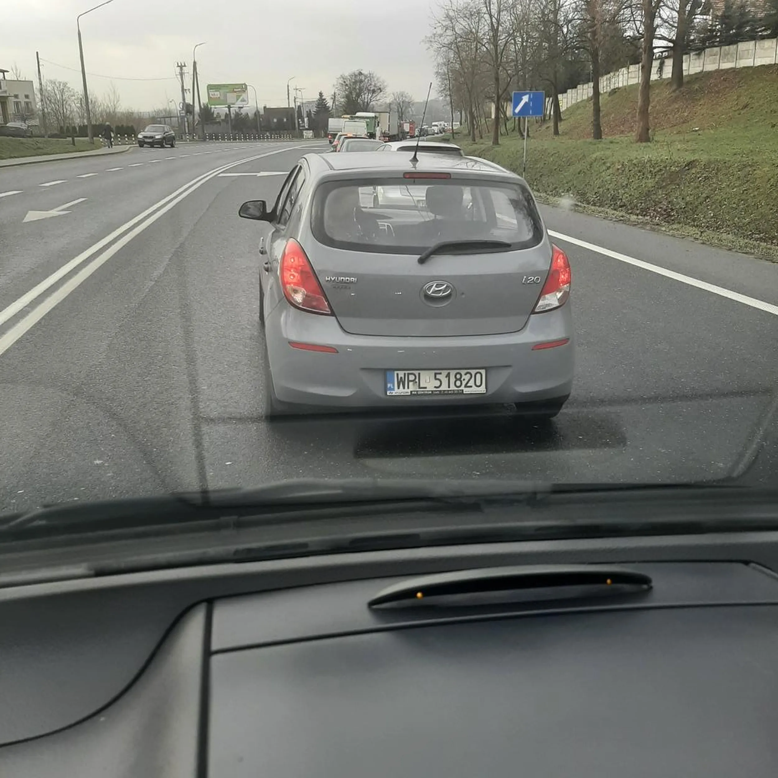 Szeryf droga w Nowym Dworze Mazowiecki blokuje dwa pasy żeby żaden samochód go nie wyprzedził.  Wychodzi z łapami i się odgraża.