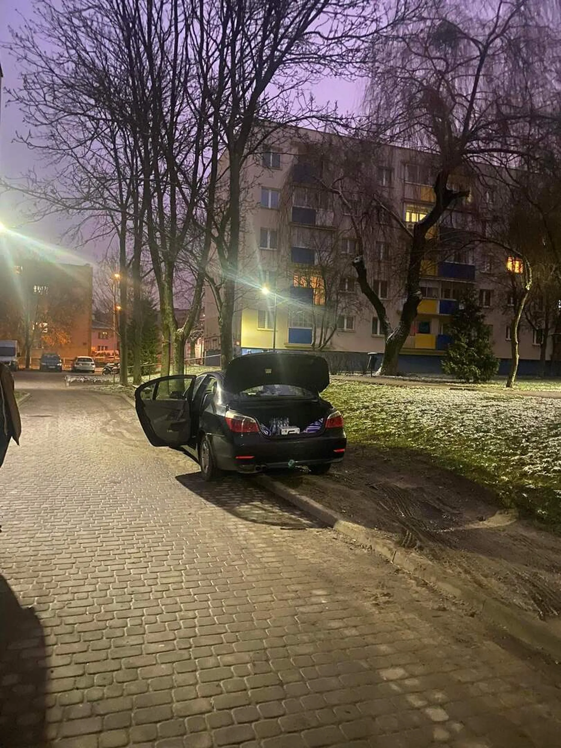 Białystok parkuję na trawie niszczy naturę nie pozdrawiam