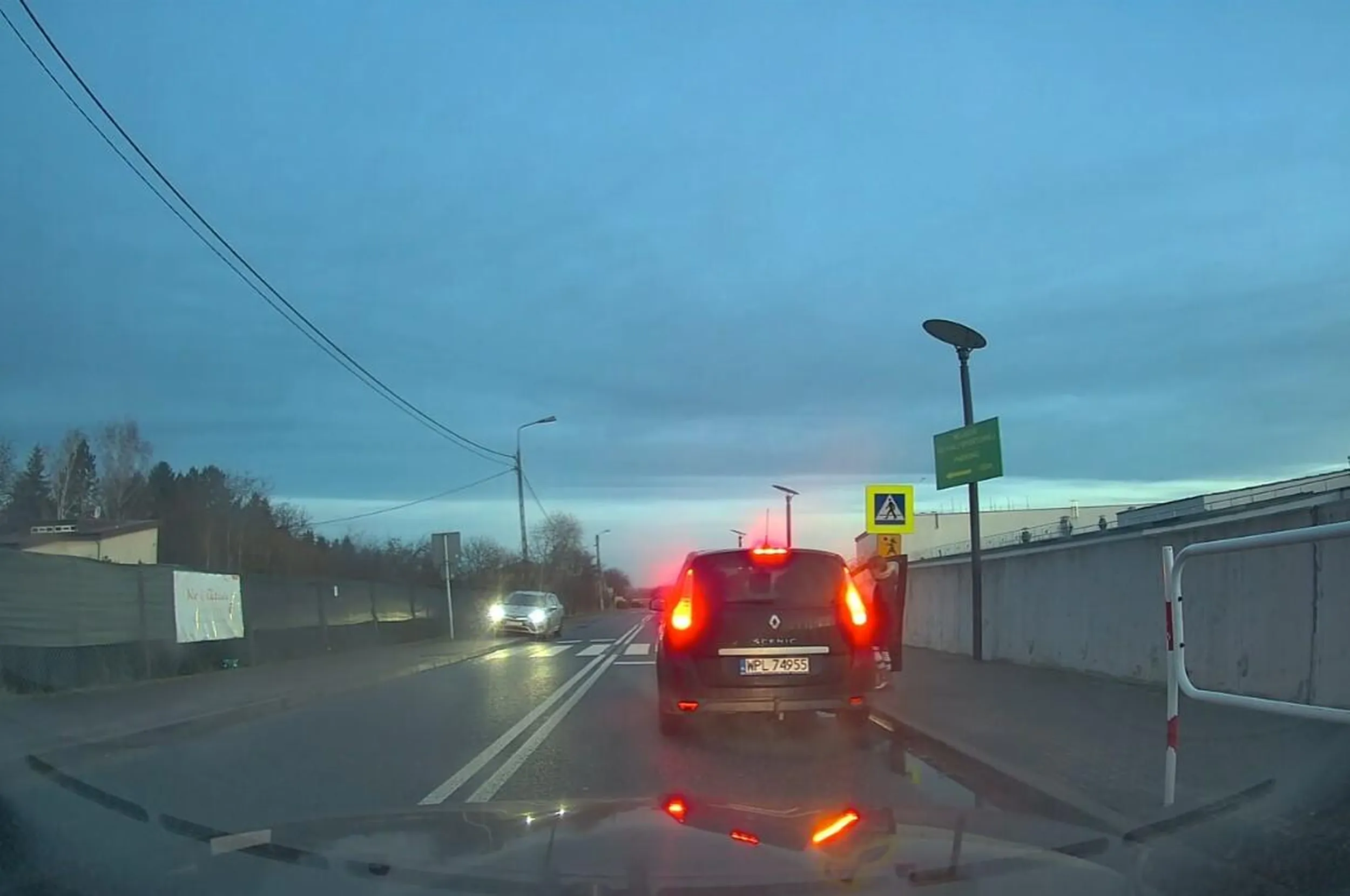 Co tam zakaz zatrzymywania i postoju. Muszę pogadać z dzieckiem przed szkołą. Inni niech stoją i czekają.